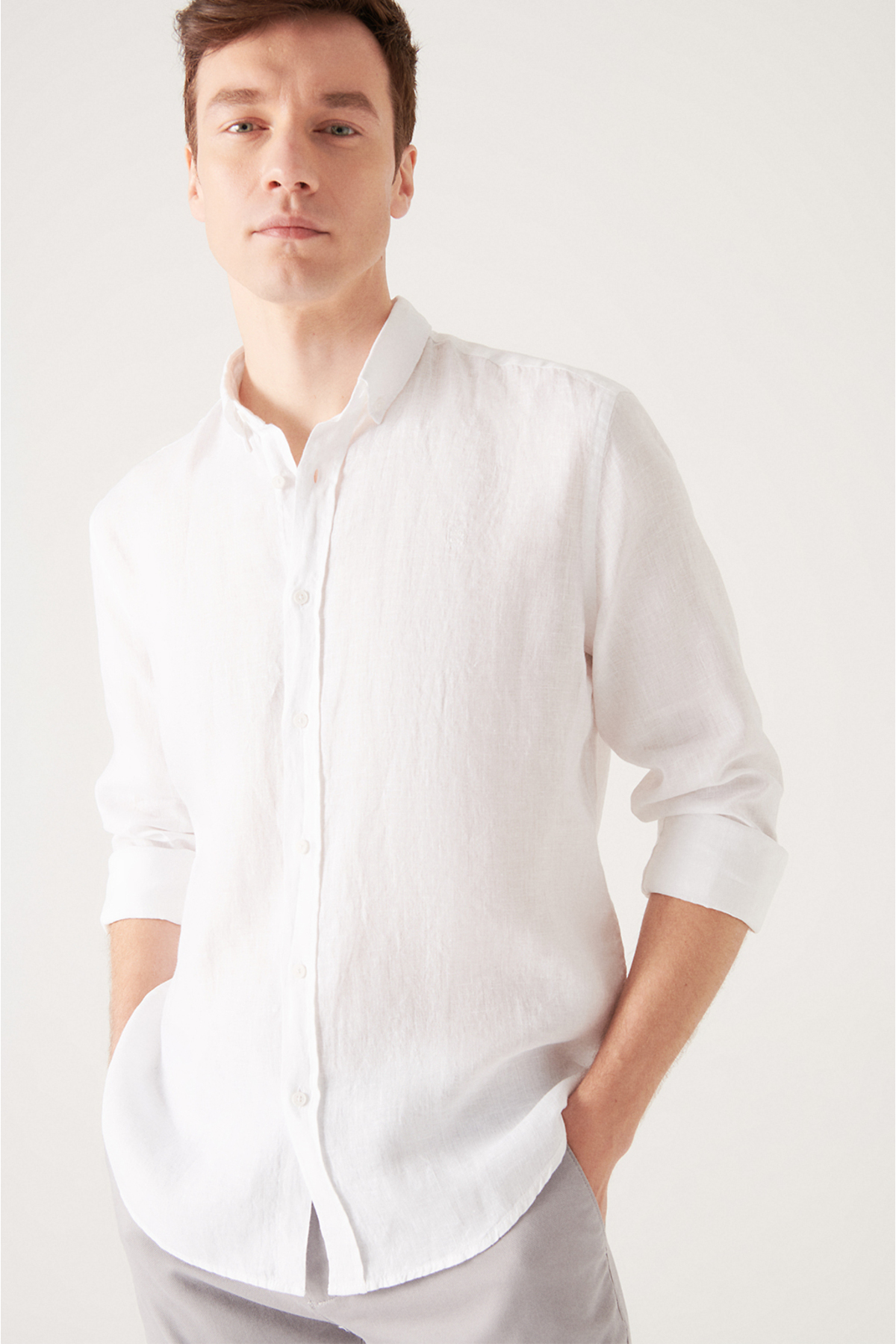Levně Avva Men's White 100% Linen Buttoned Collar Comfort Fit Shirt