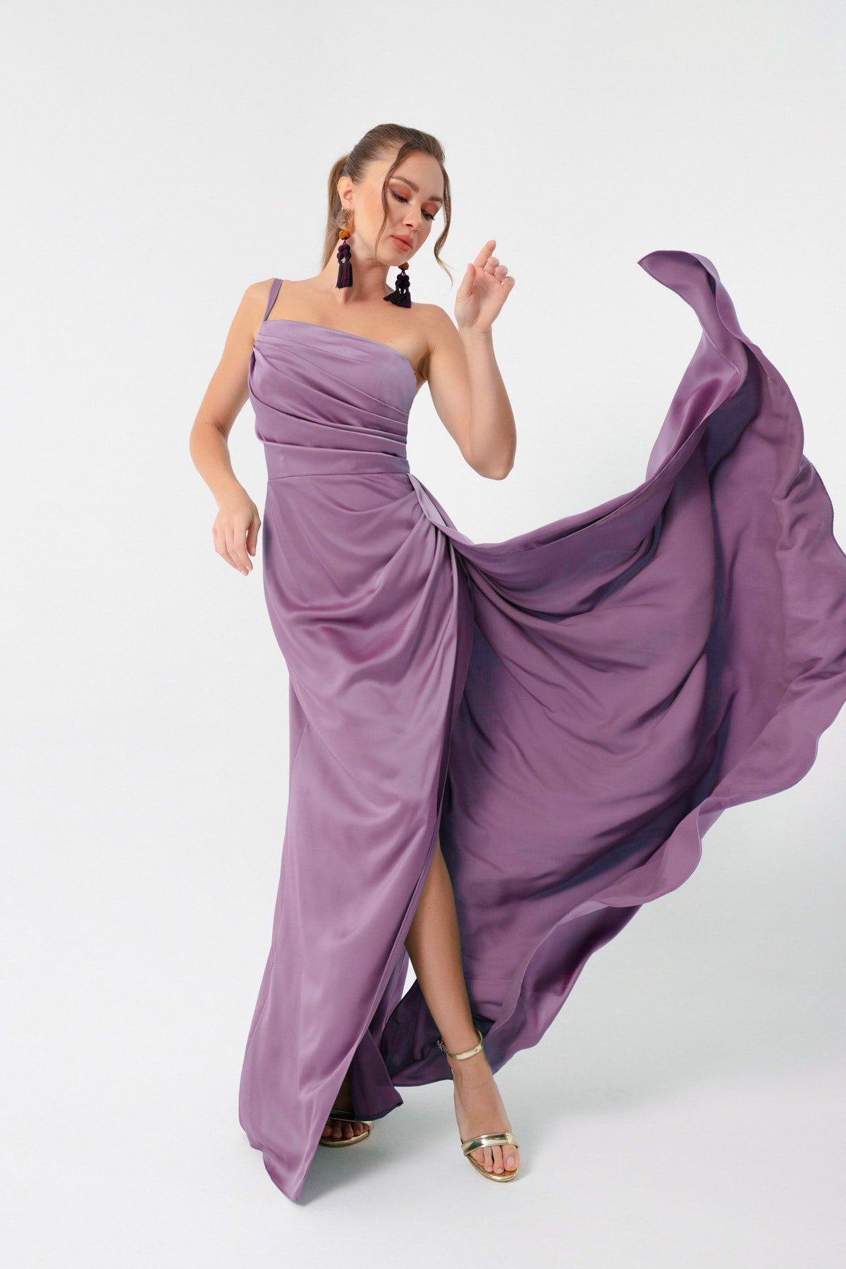 Levně Lafaba Dámské levandulové saténové večerní šaty na jedno rameno a promoční šaty