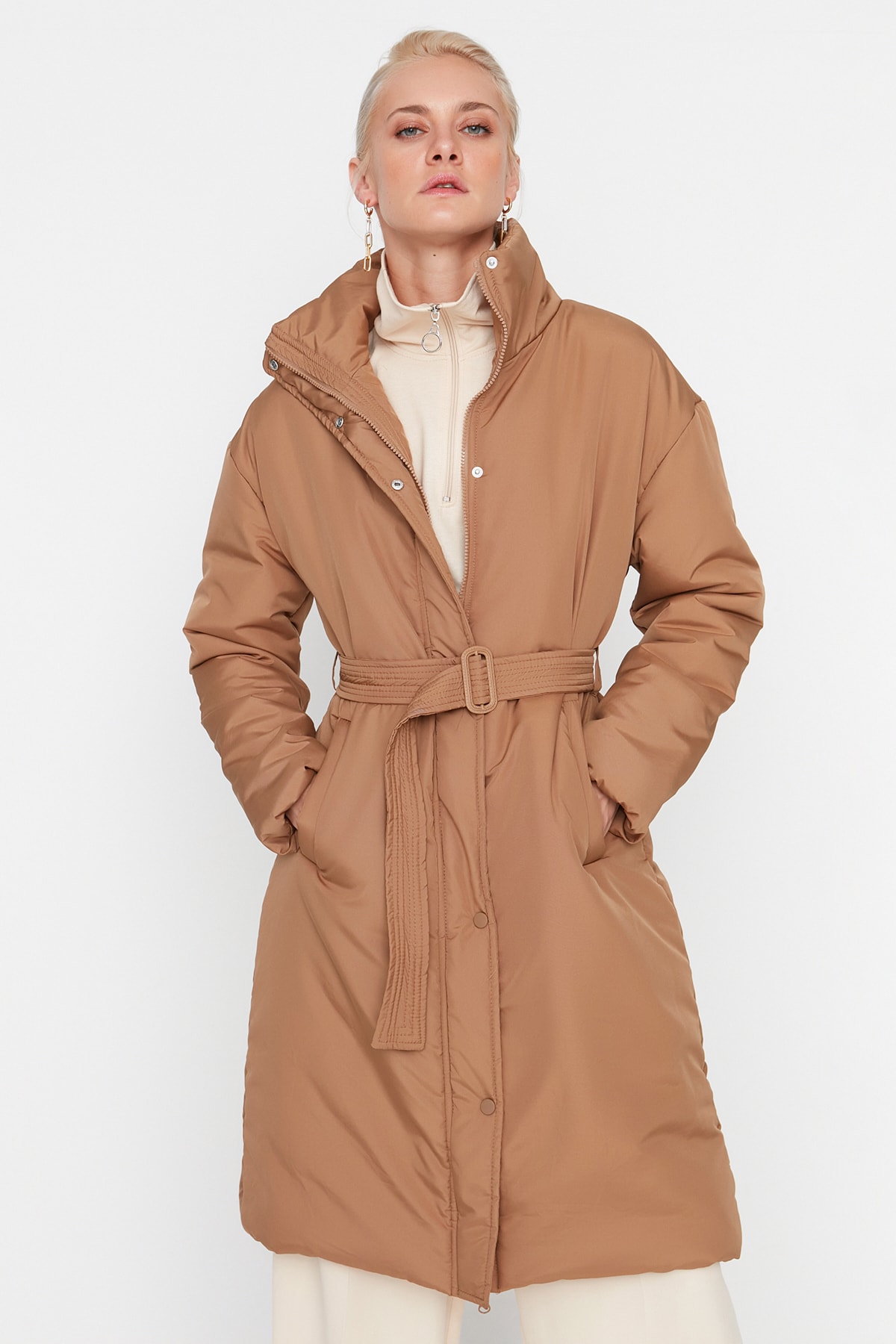 Levně Trendyol hnědý oversize prošívaný péřový kabát s páskem