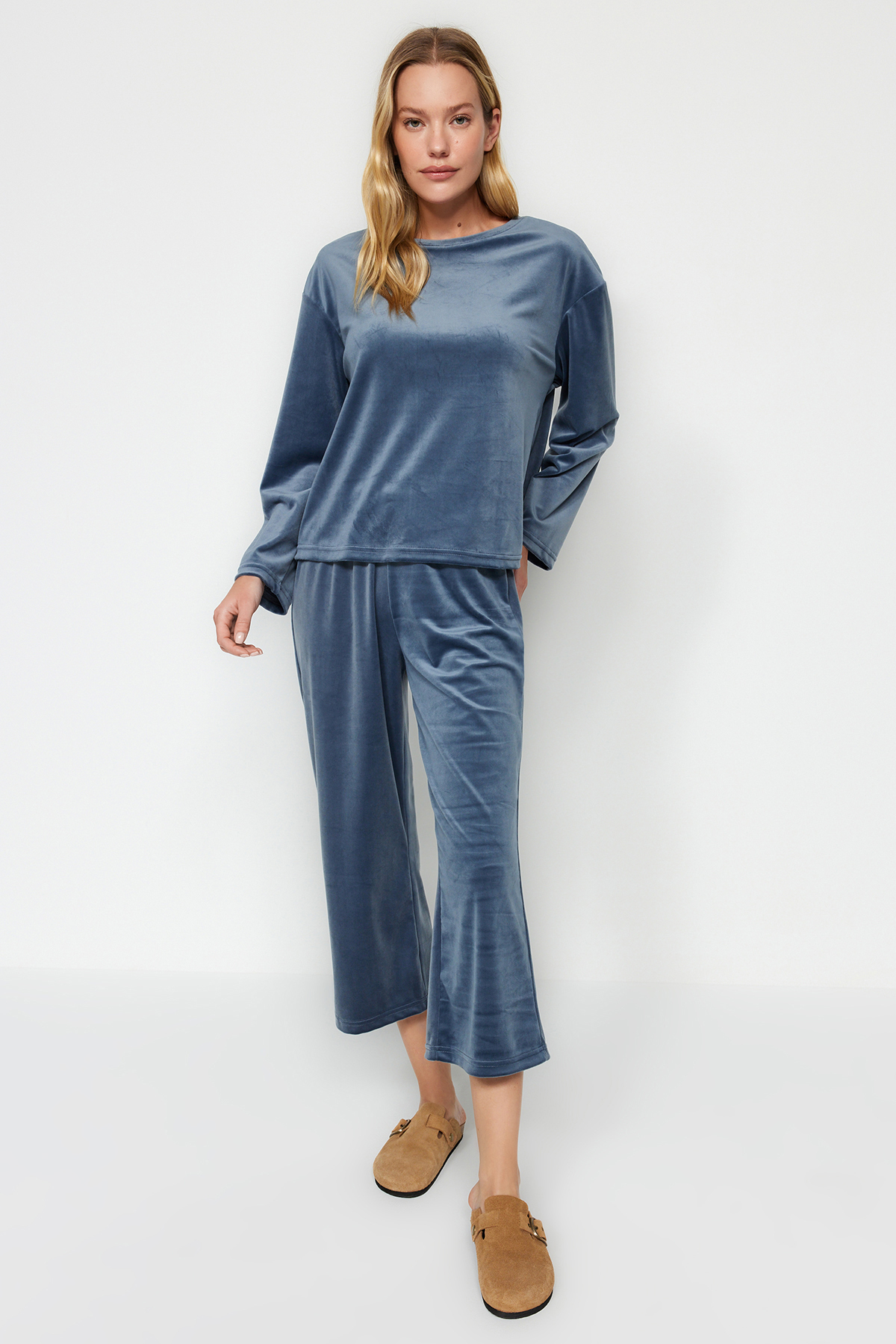 Trendyol Blue Soft Feeling Velvet Tshirt-Capri Knitted Pajamas Set