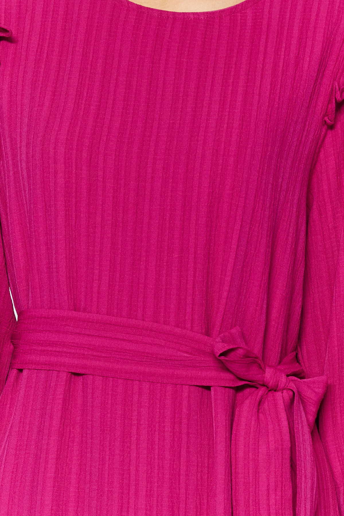 Rochie țesută Trendyol Fuchsia cu burtă mixtă de vâscoză, cu ornamente cu volane în jurul umerilor.