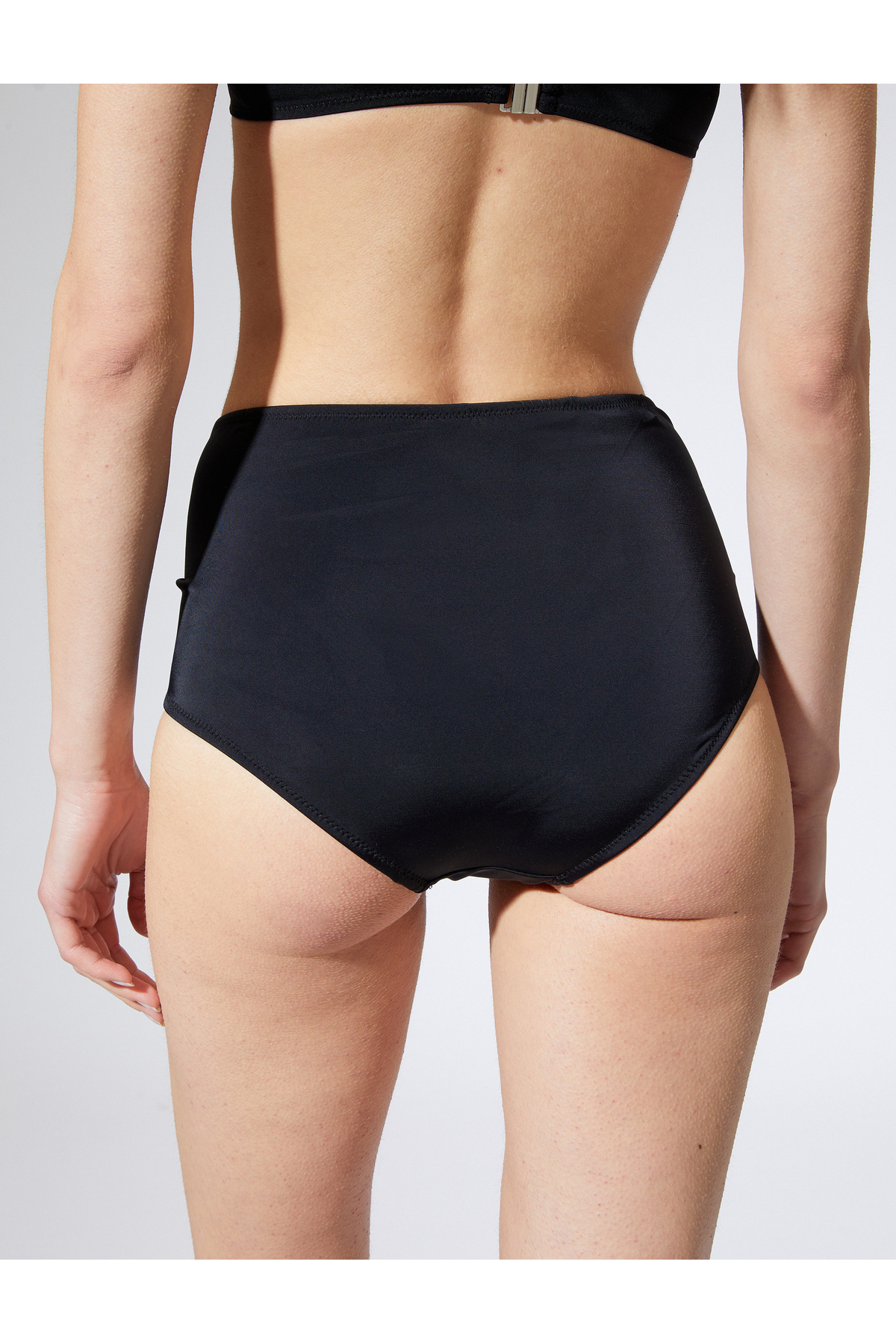 Pantaloni de bikini Koton cu talie înaltă cu detalii de adunare pe laturi.