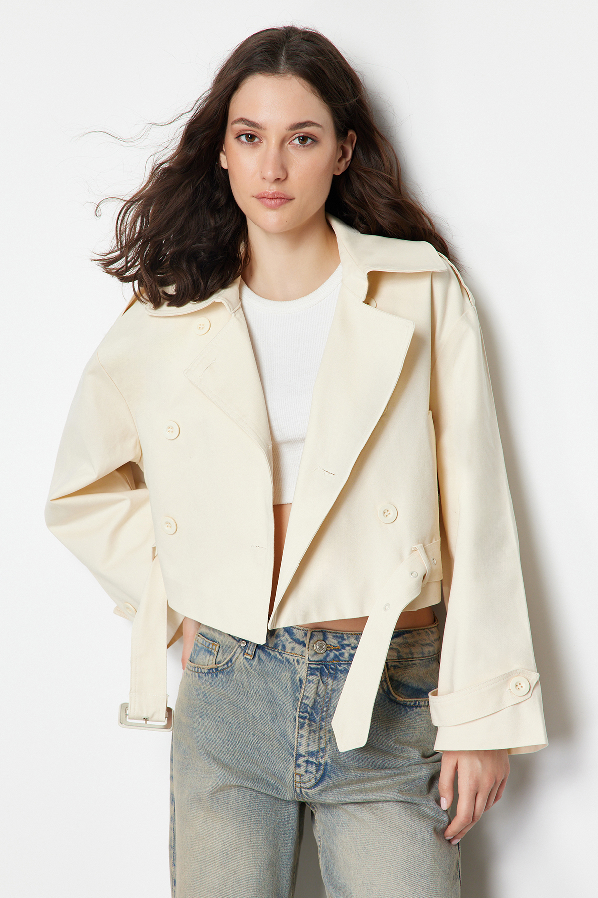 Levně Trendyol Ecru Fitted Belted Cotton Crop Trench Coat