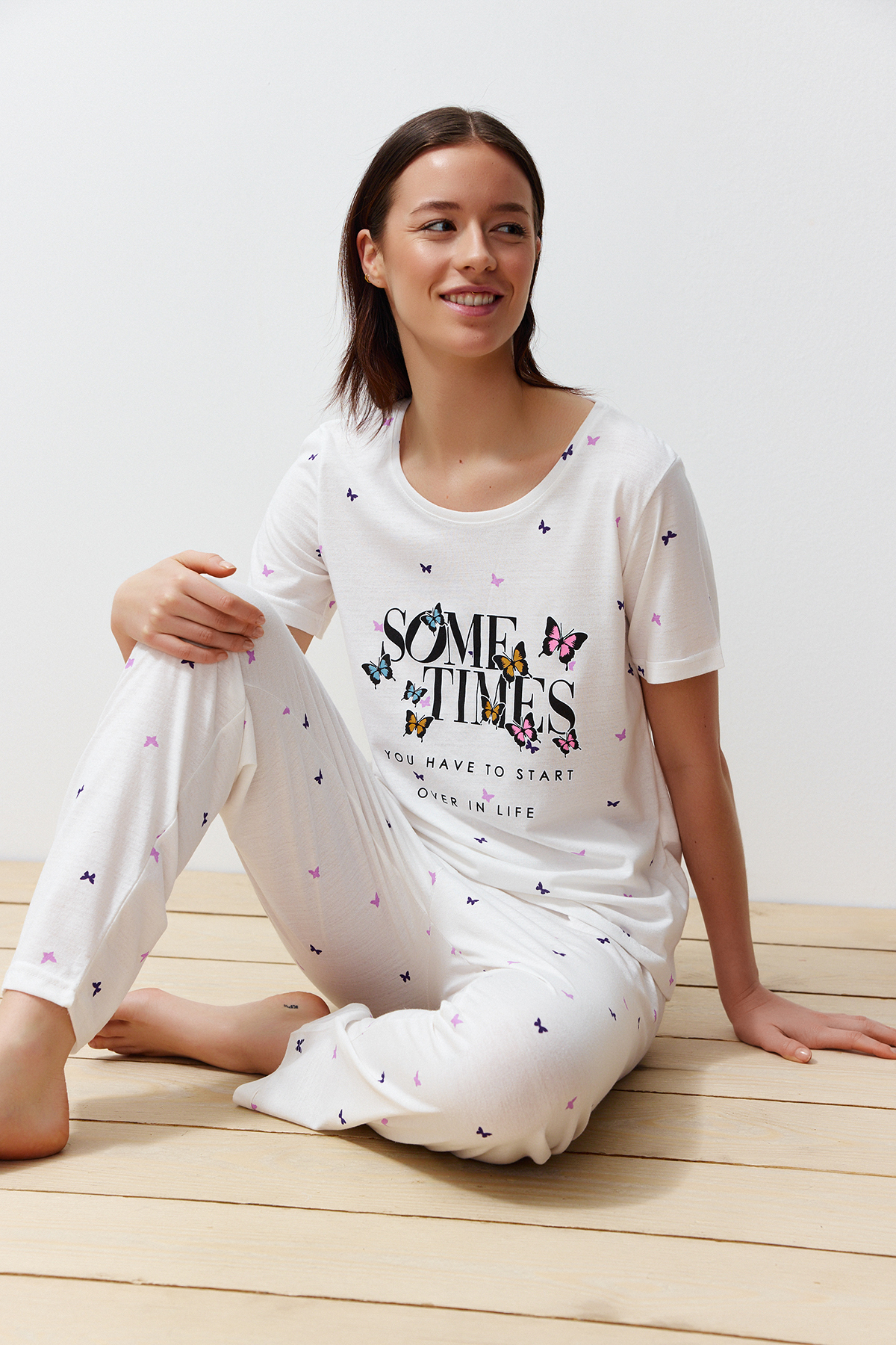 Levně Trendyol Ecru Cotton Butterfly Patterned Knitted Pajamas Set