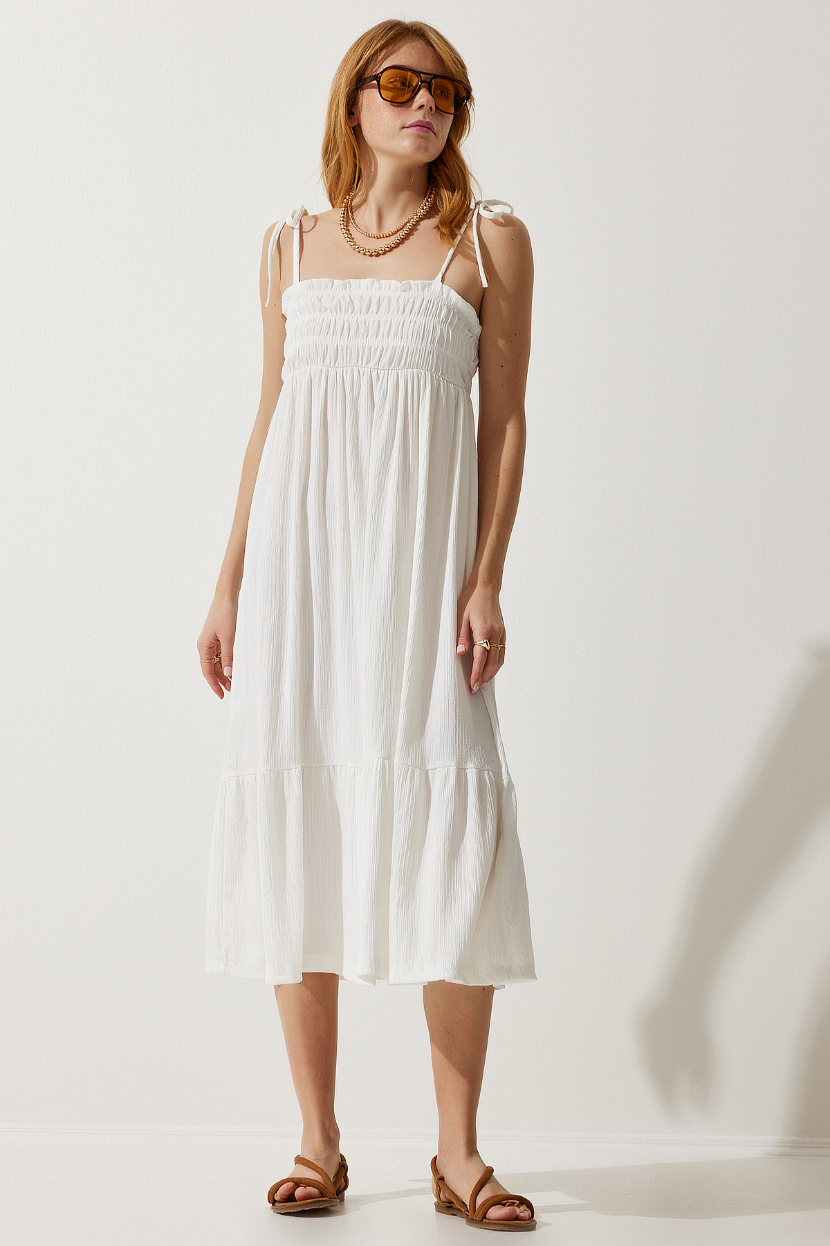 Levně Happiness İstanbul Women's White Strappy Crinkle Summer Knitted Dress