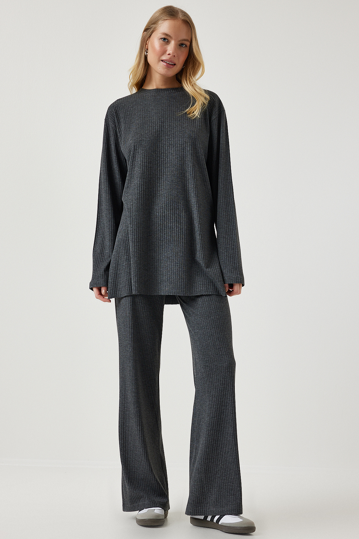 Levně Happiness İstanbul Women's Anthracite Ribbed Knitted Blouse Pants Suit