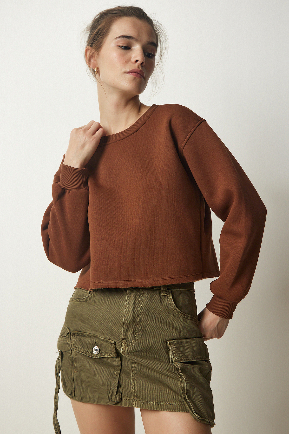 Levně Happiness İstanbul Women's Brown Crew Neck Raised Crop Knitted Sweatshirt