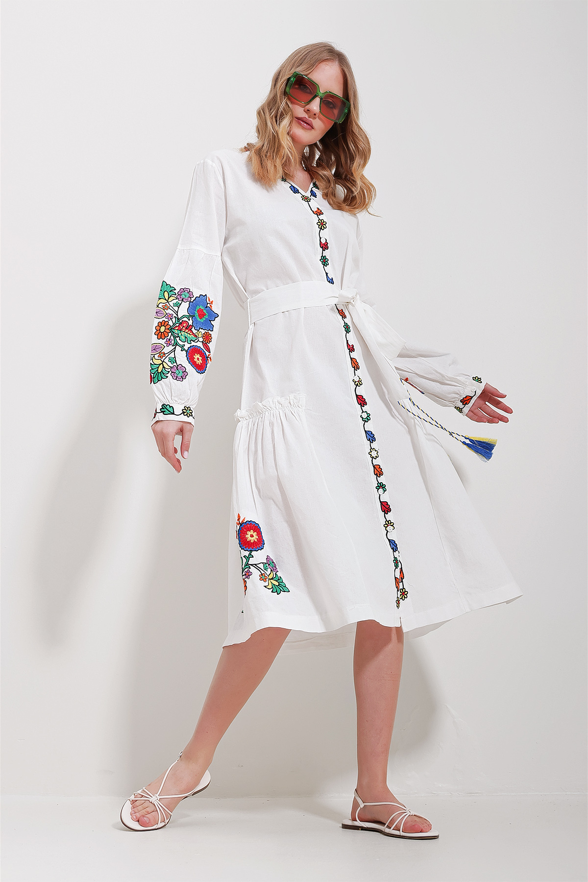 Levně Trend Alaçatı Stili Women's White V Neck Full Embroidery Lined Woven Dress