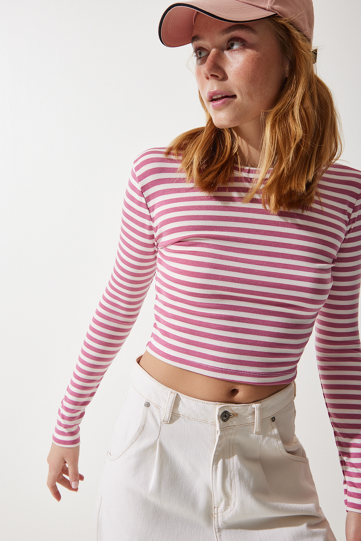 Levně Happiness İstanbul Women's Pale Pink Crew Neck Striped Crop Knitted Blouse