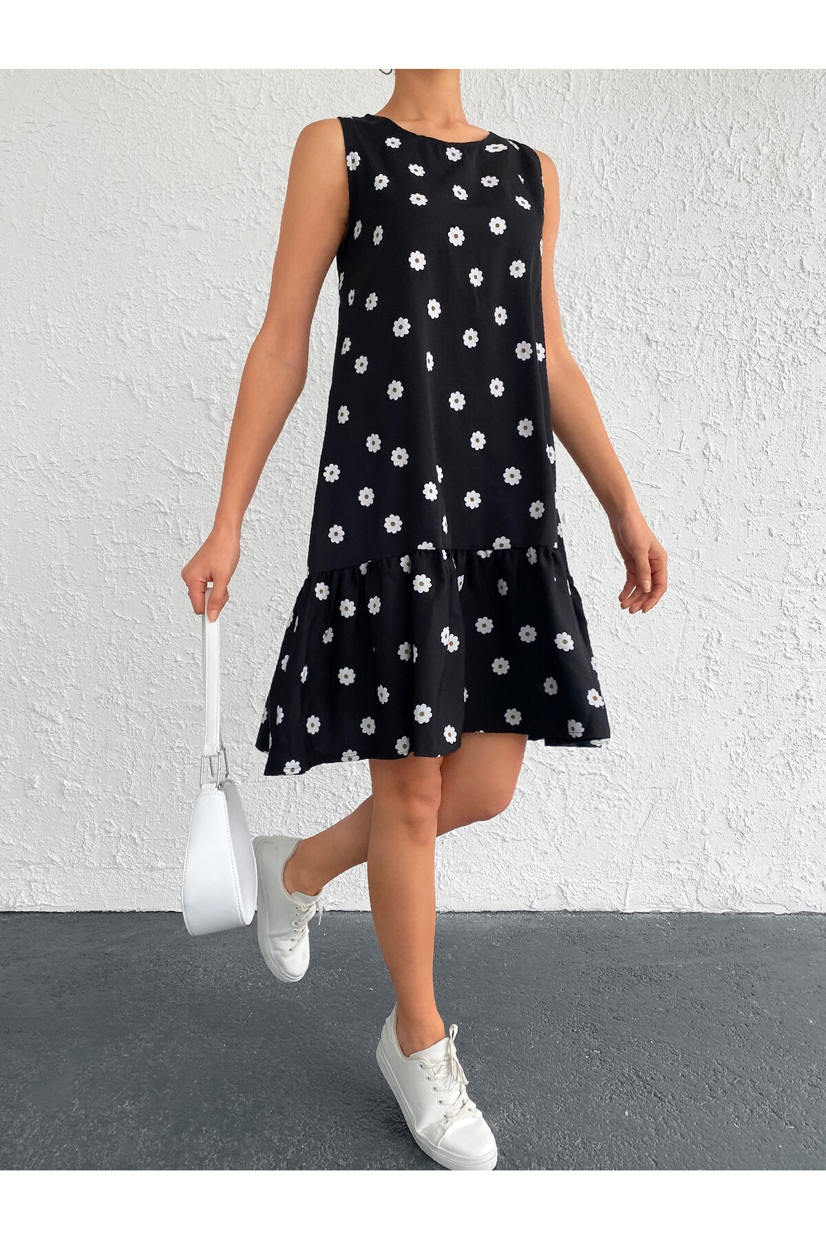 Levně armonika Women's Black Daisy Pattern Sleeveless Frilly Skirt Dress