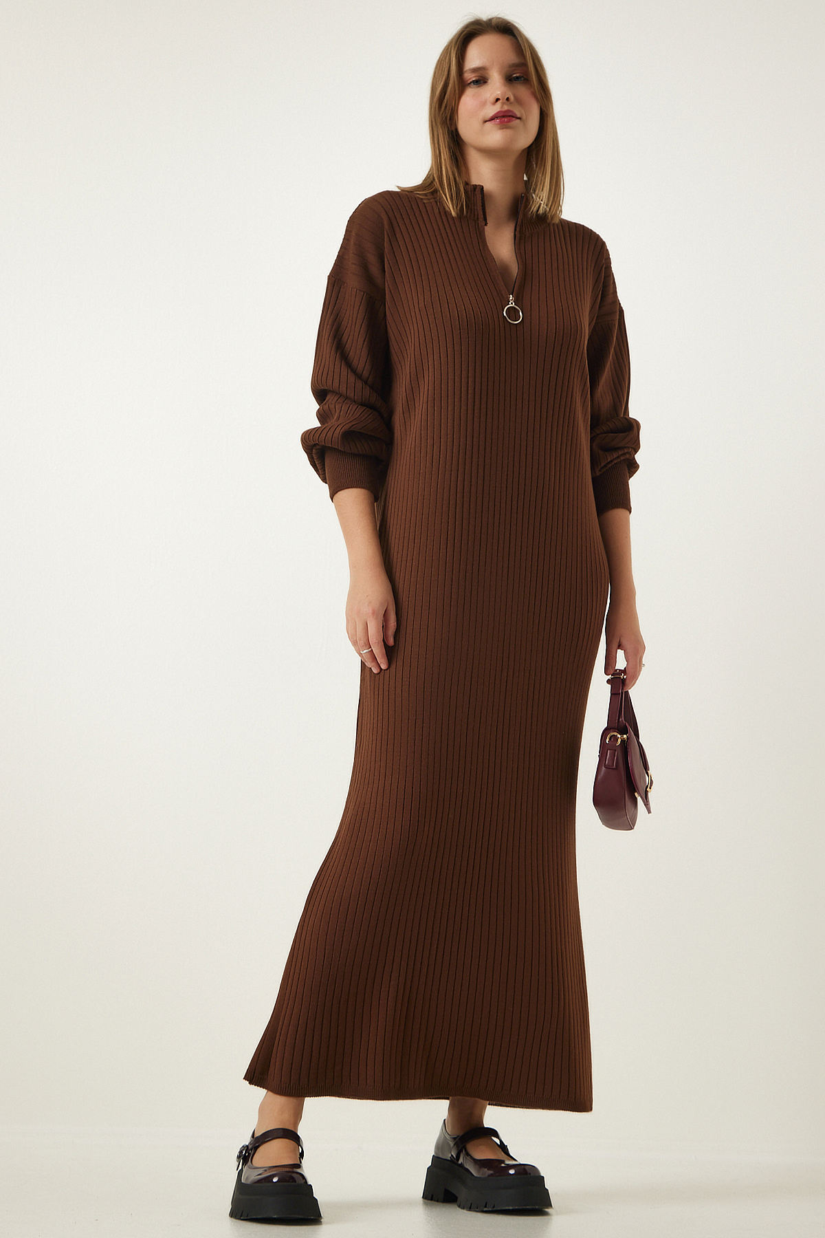 Levně Happiness İstanbul Women's Brown Zipper Collar Ribbed Long Knitwear Dress