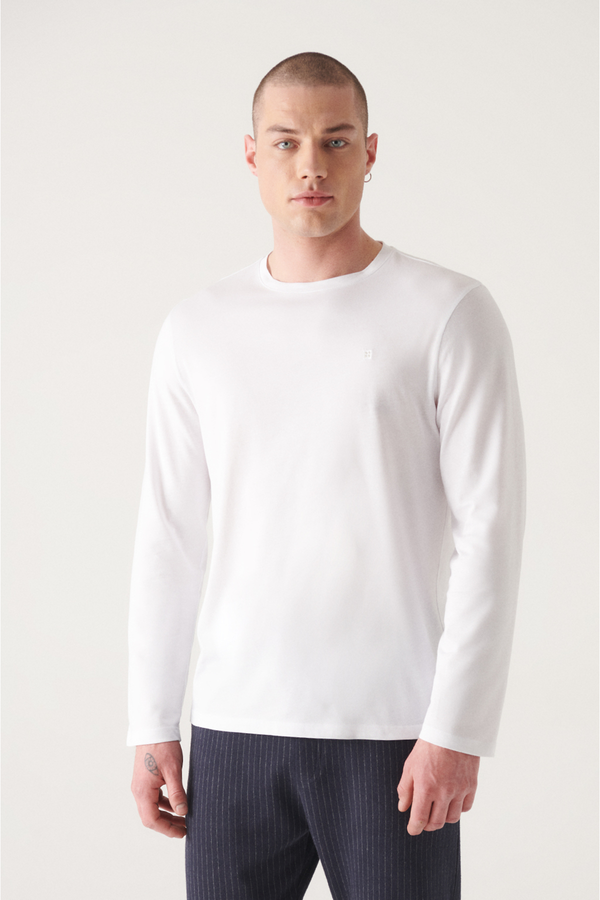 Levně Avva Men's White Ultrasoft Crew Neck Long Sleeve Cotton Slim Fit Slim-Fit T-shirt