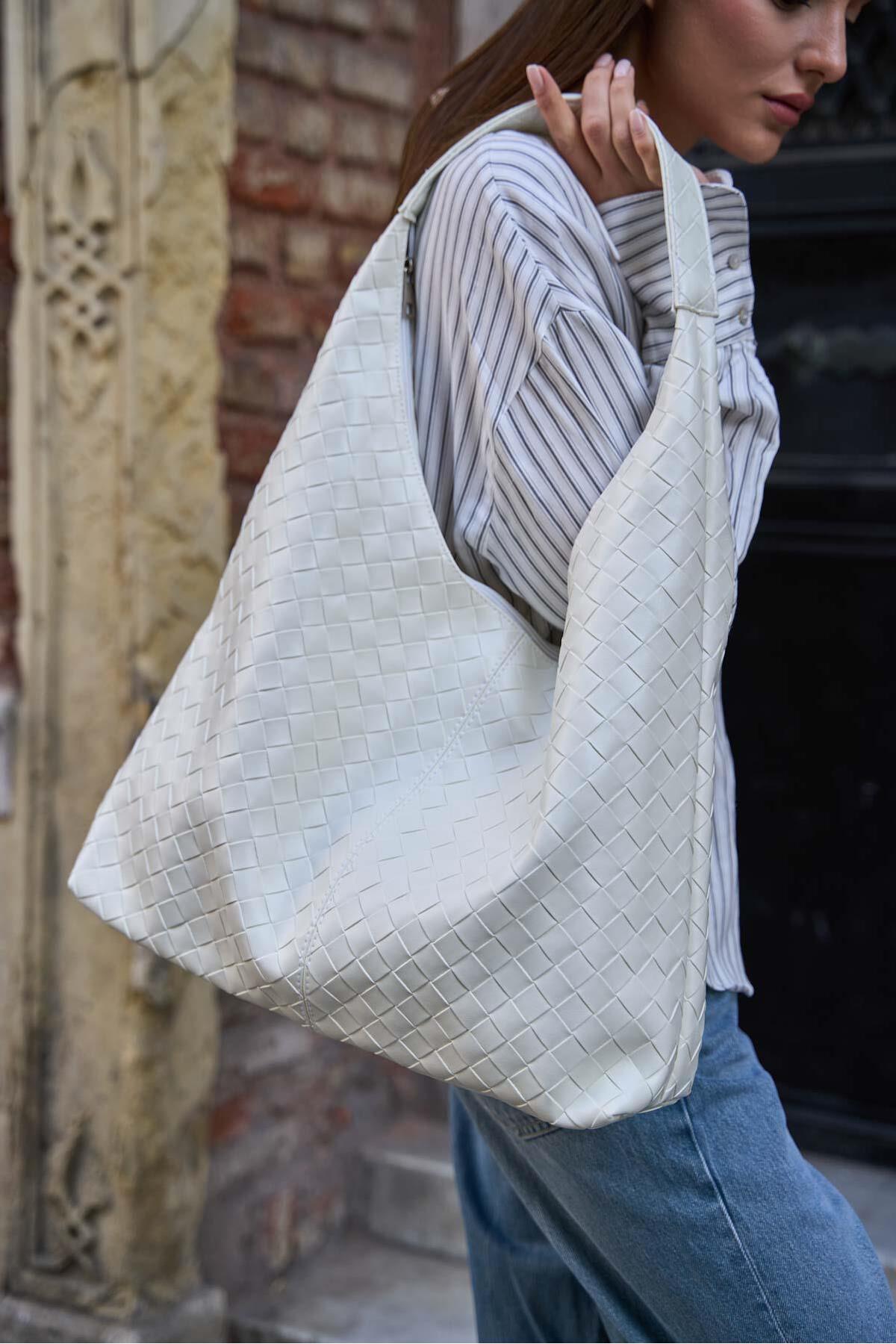 Levně Madamra Ecru Women's Knitted Patterned Leather Shoulder Bag