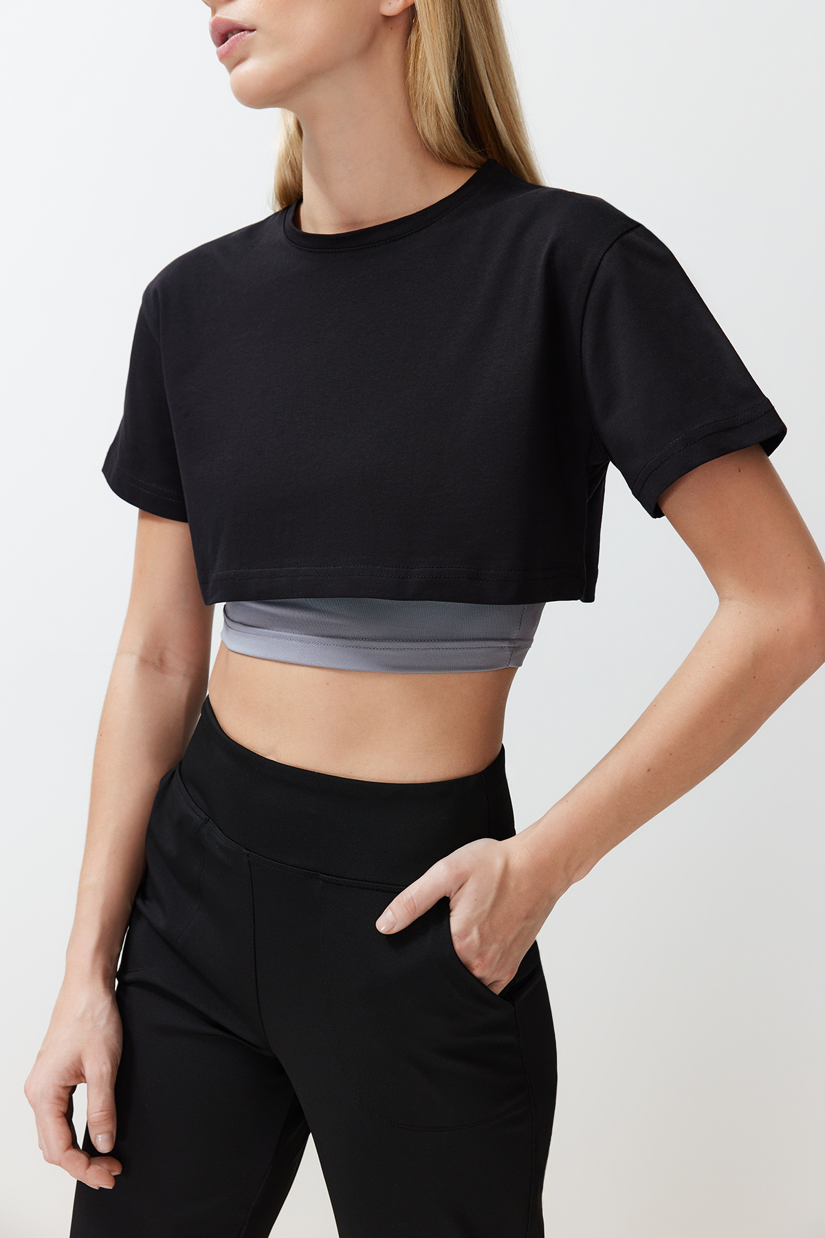Levně Trendyol Black Gray Melange 2-Layer Reflector Print Detailed Crop Knitted Sports T-Shirt