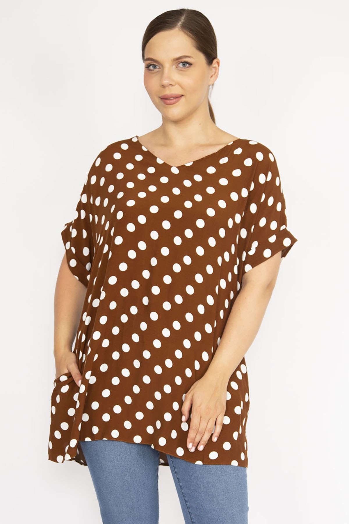 Levně Şans Women's Brown Plus Size Woven Viscose Fabric Point Patterned Double Sleeve Side Pocket Blouse
