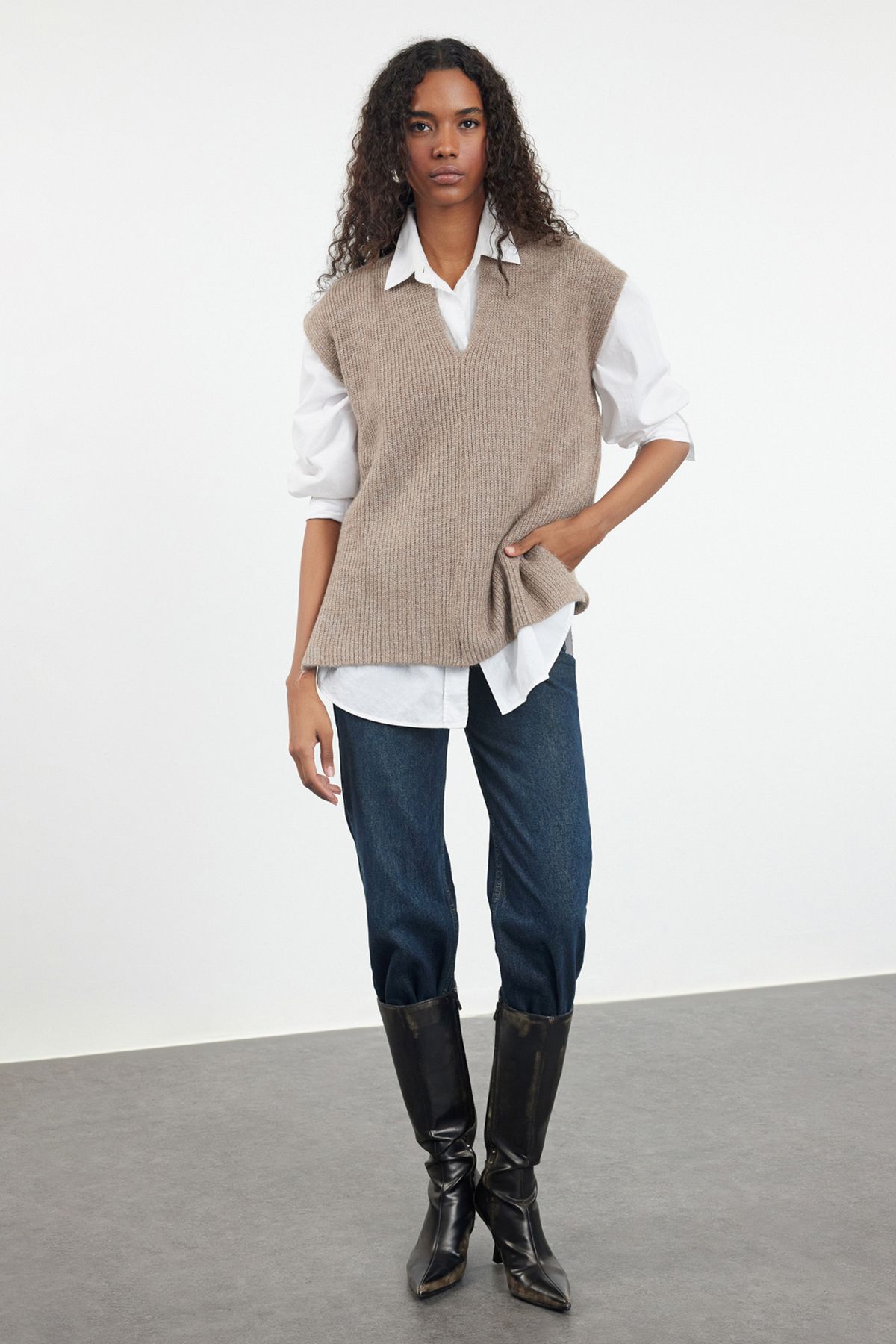 Trendyol Mink V-Neck Side Slit Knitwear Sweater
