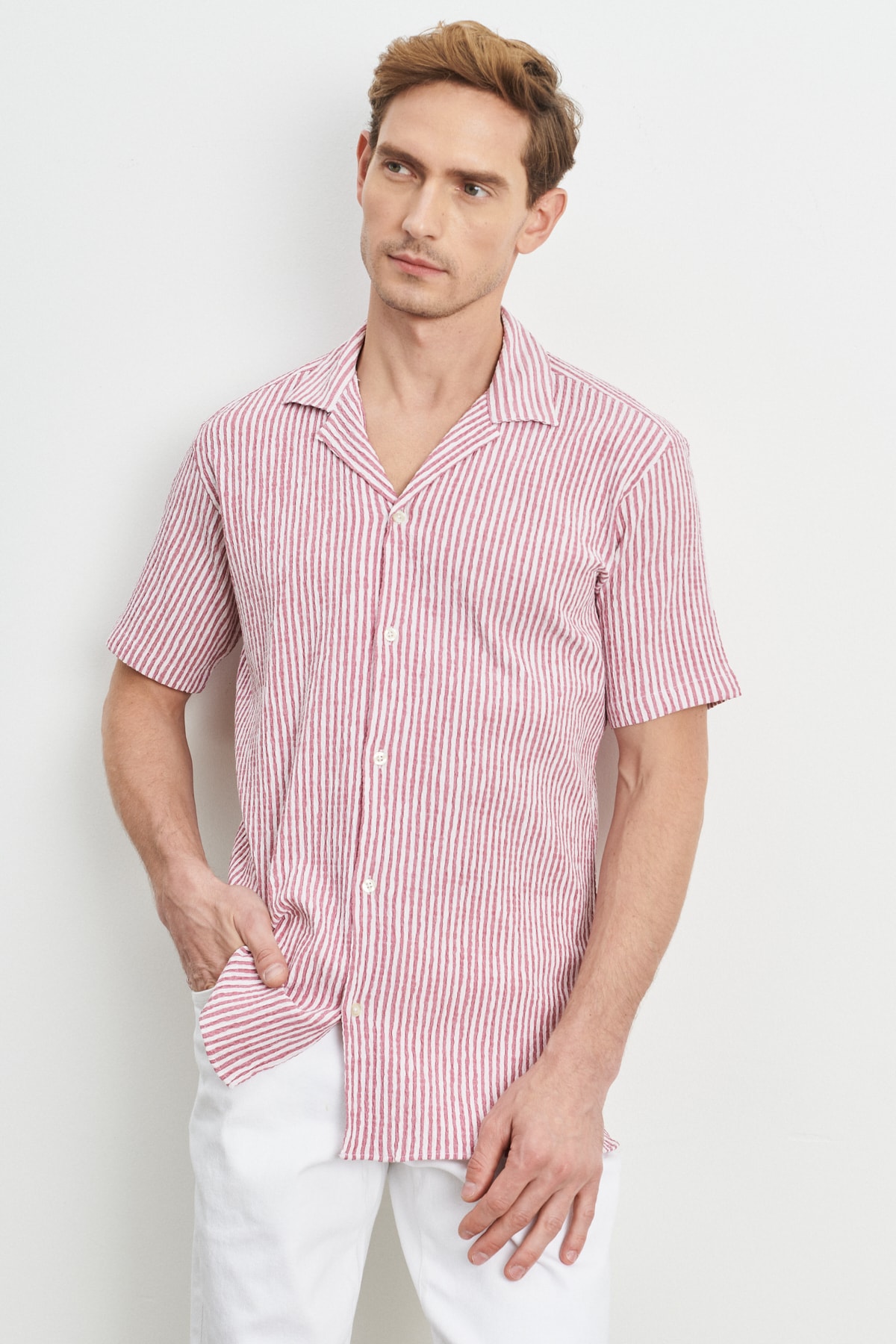 Levně AC&Co / Altınyıldız Classics Men's White-burgundy Comfort Fit Comfy Cut Monocollar See-through Striped Shirt.