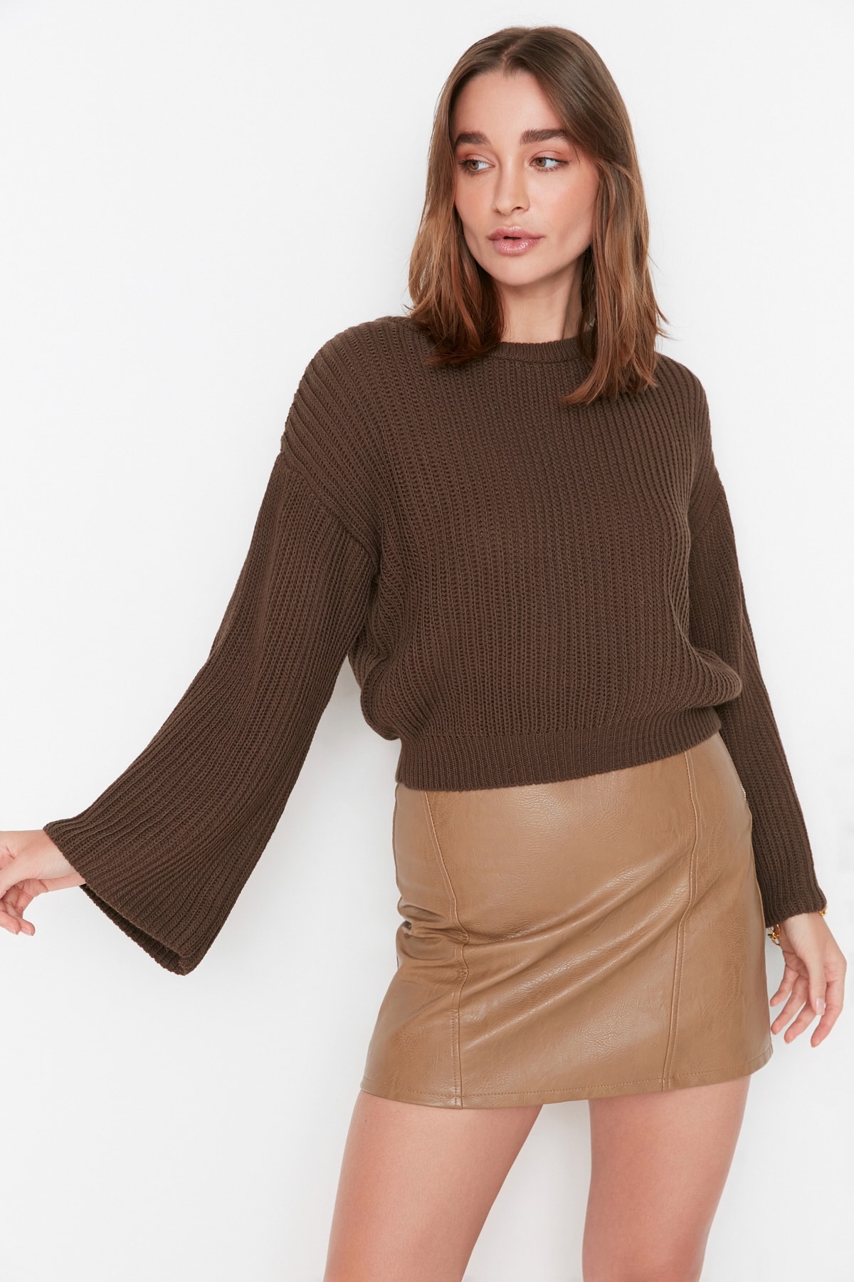 Levně Trendyol Brown Crop španělský pletený svetr s rukávem