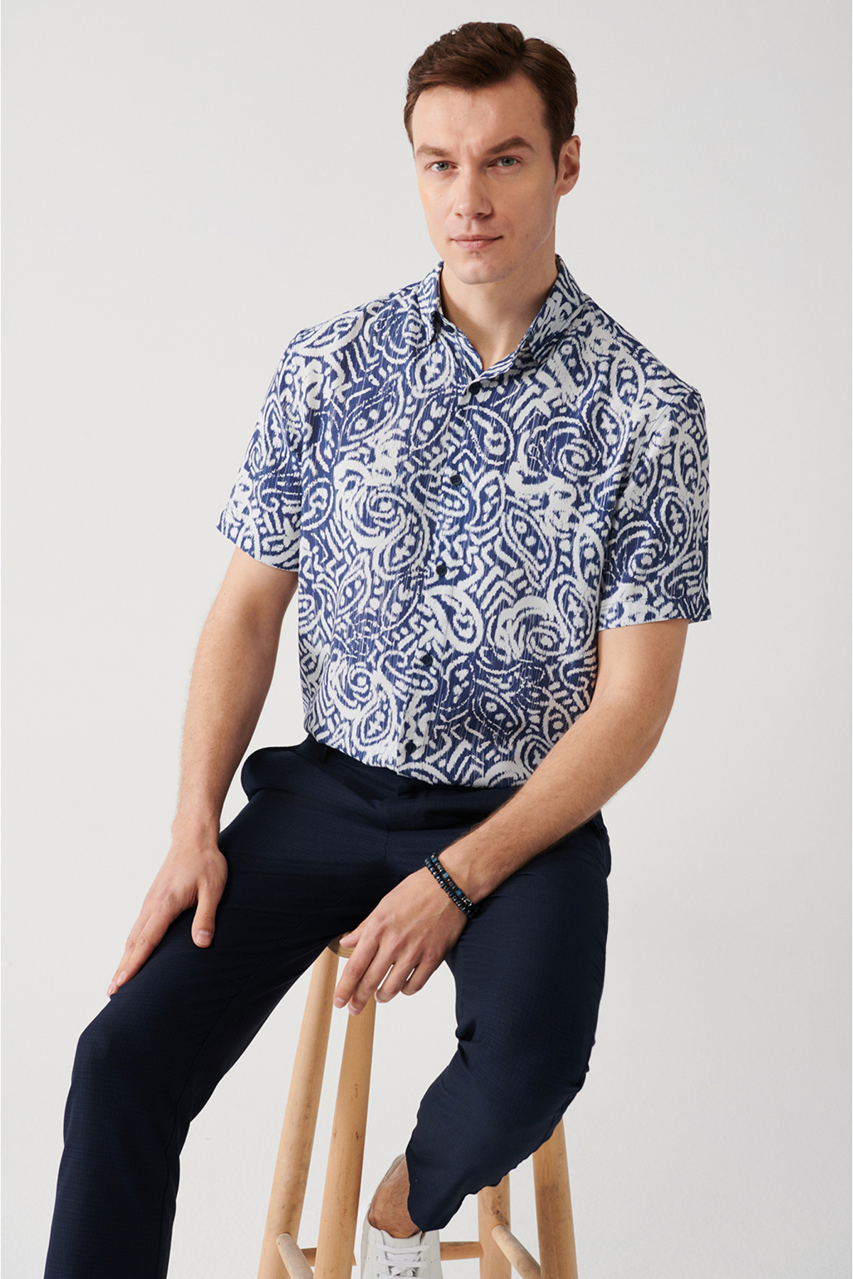 Levně Avva Men's Navy Blue Viscose Button Down Collar Abstract Patterned Short Sleeve Standard Fit Regular Fit Shirt