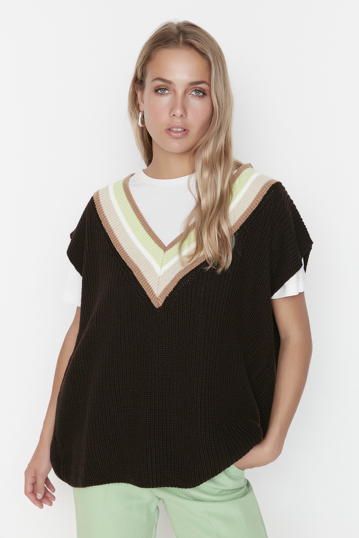 Trendyol Brown V-Neck Knitwear Sweater
