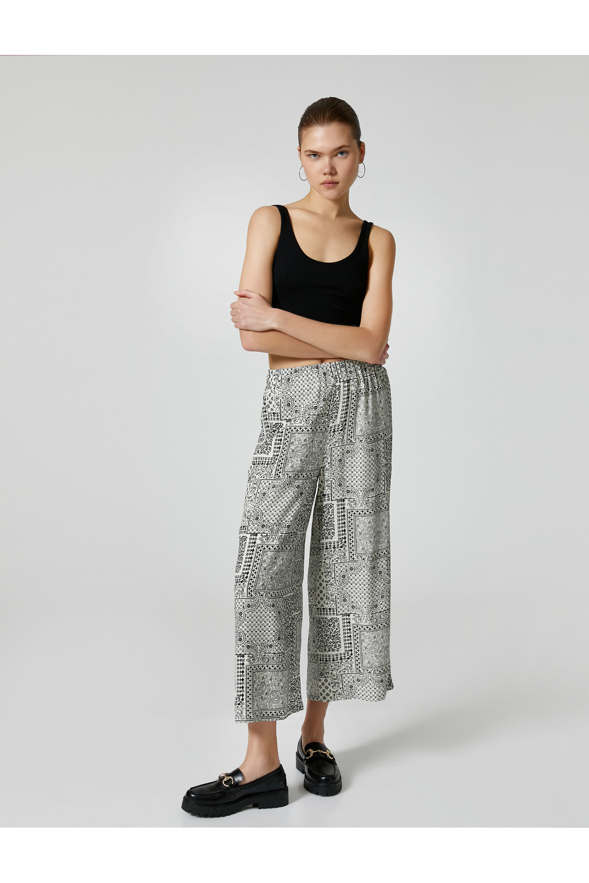 Levně Koton Wide Leg Relaxed Cut Trousers Geometric Patterned Elastic Waist Viscose Fabric Blended