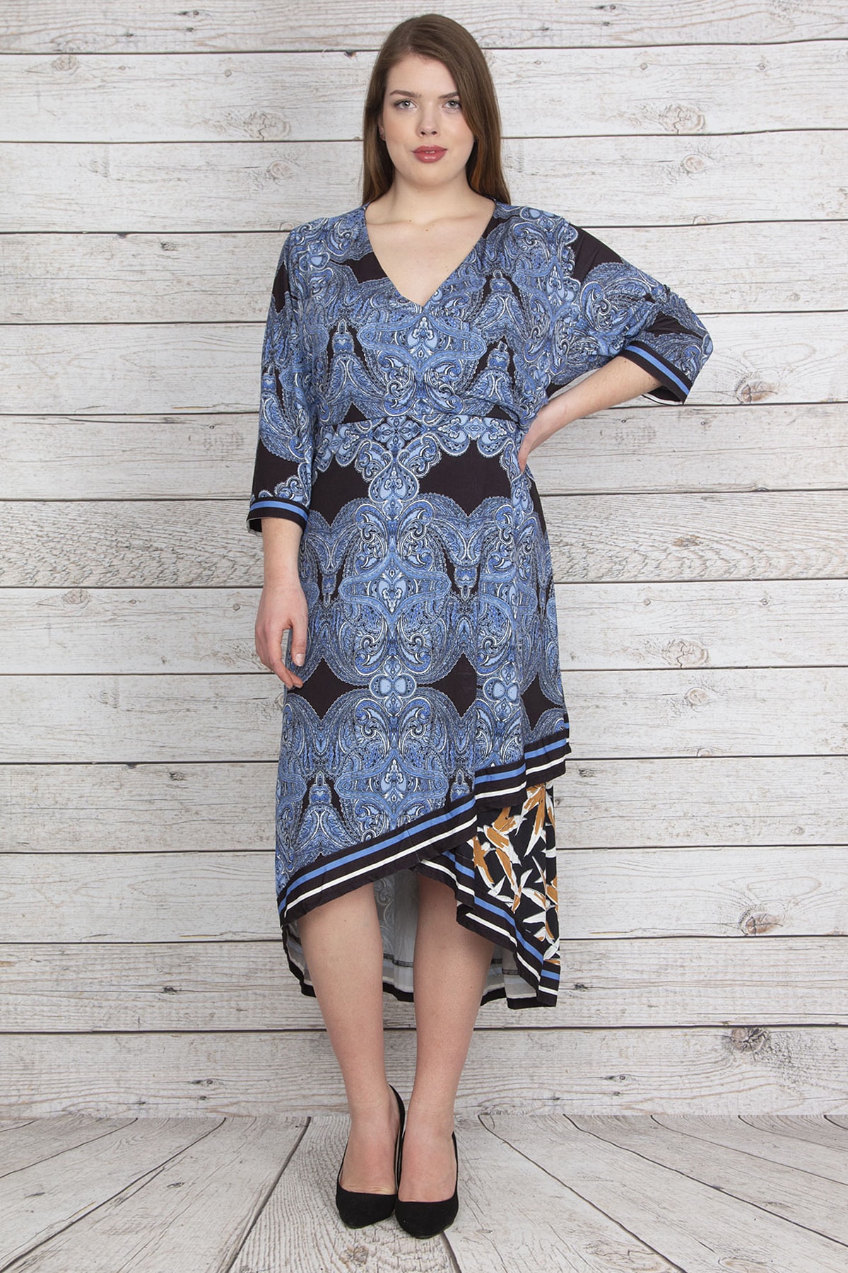 Levně Şans Women's Plus Size Blue Wrapover Collar Patterned Long Dress