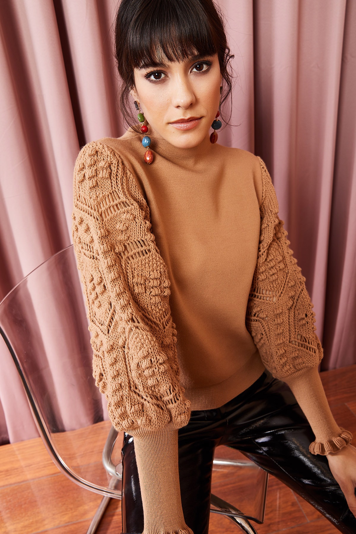 Olalook Жіночий молочно-коричневий рукав Деталь м'якого текстурованого трикотажного светра