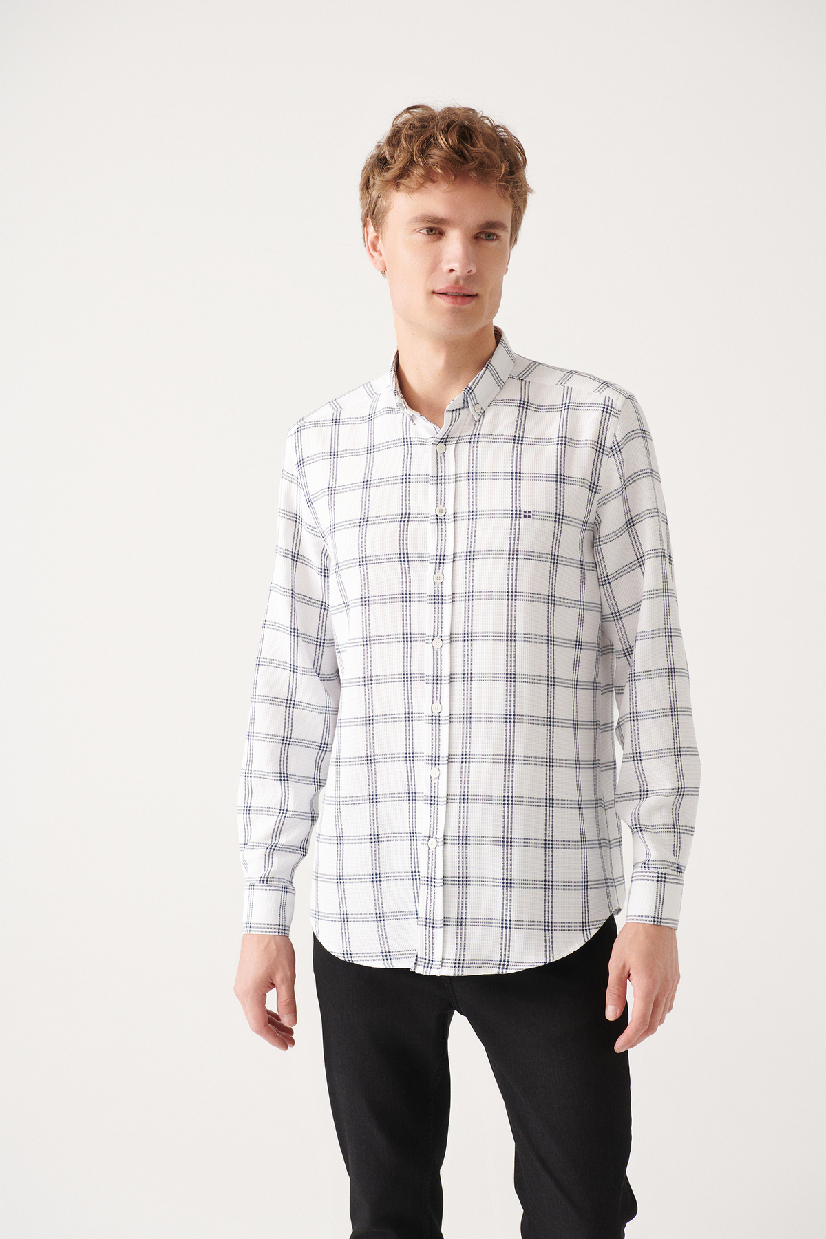 Avva Men's White Easy-to-Iron Buttoned Collar Plaid Regular Fit Shirt