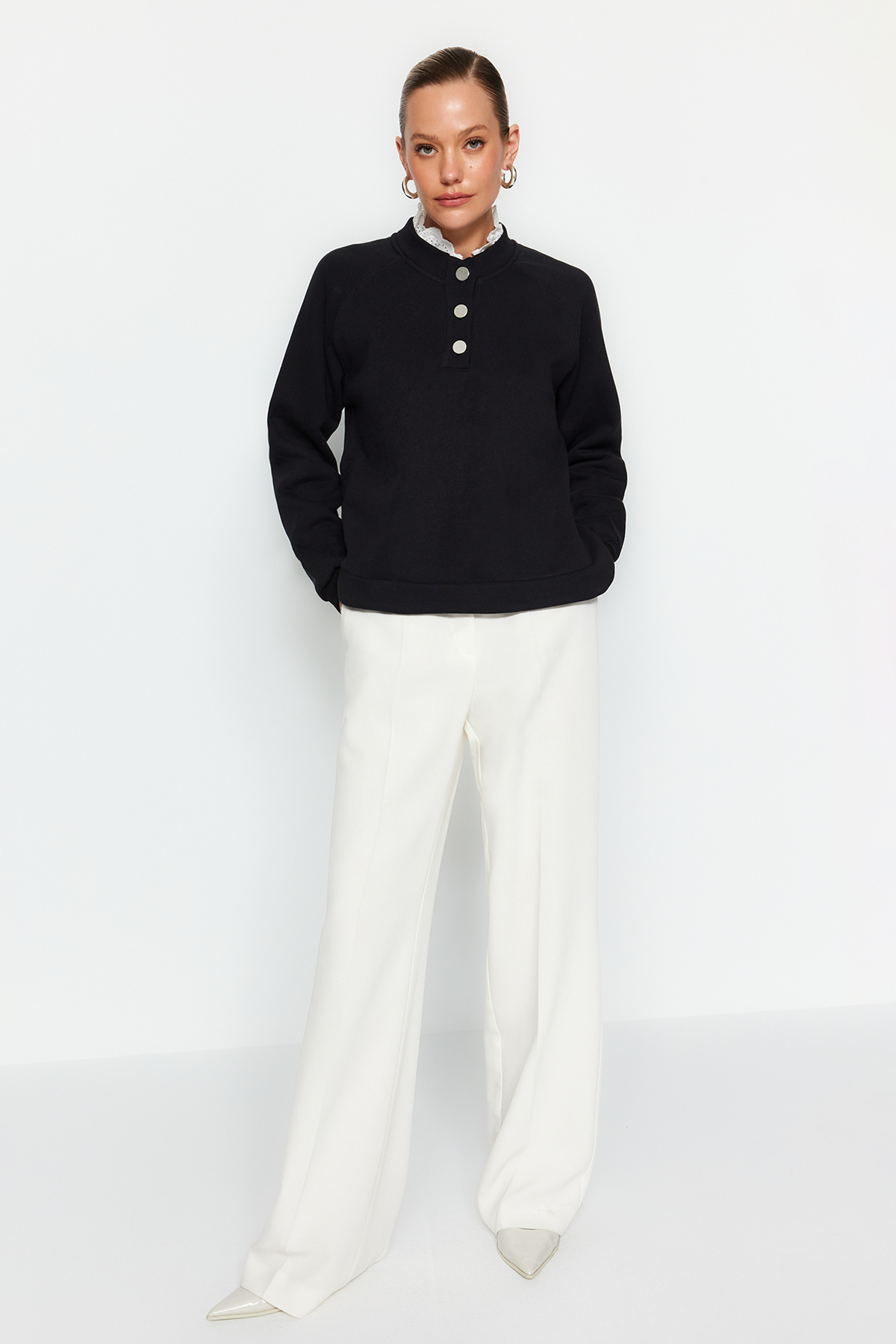 Levně Trendyol Black Thick Inner Fleece Collar Detailed Buttoned Regular/ Regular Knitted Sweatshirt