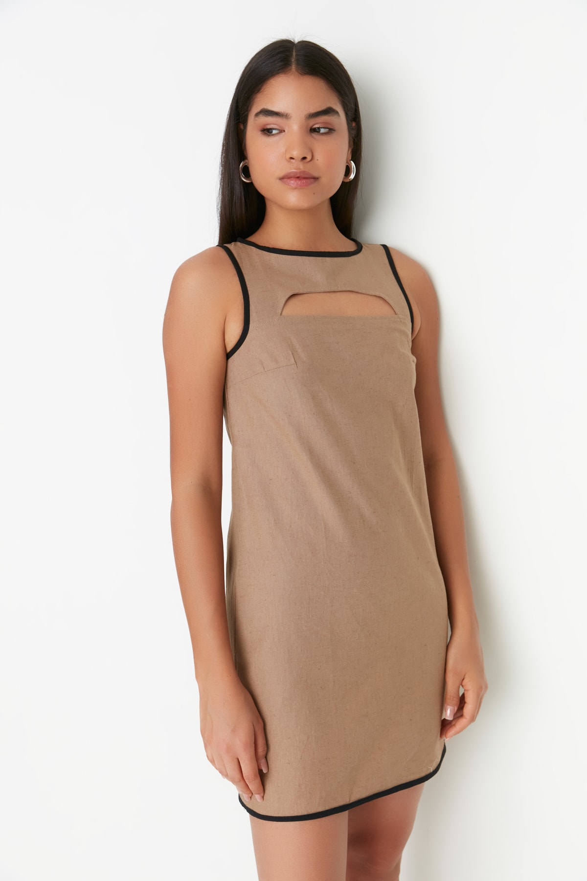 Rochie detaliată cu guler bej Trendyol