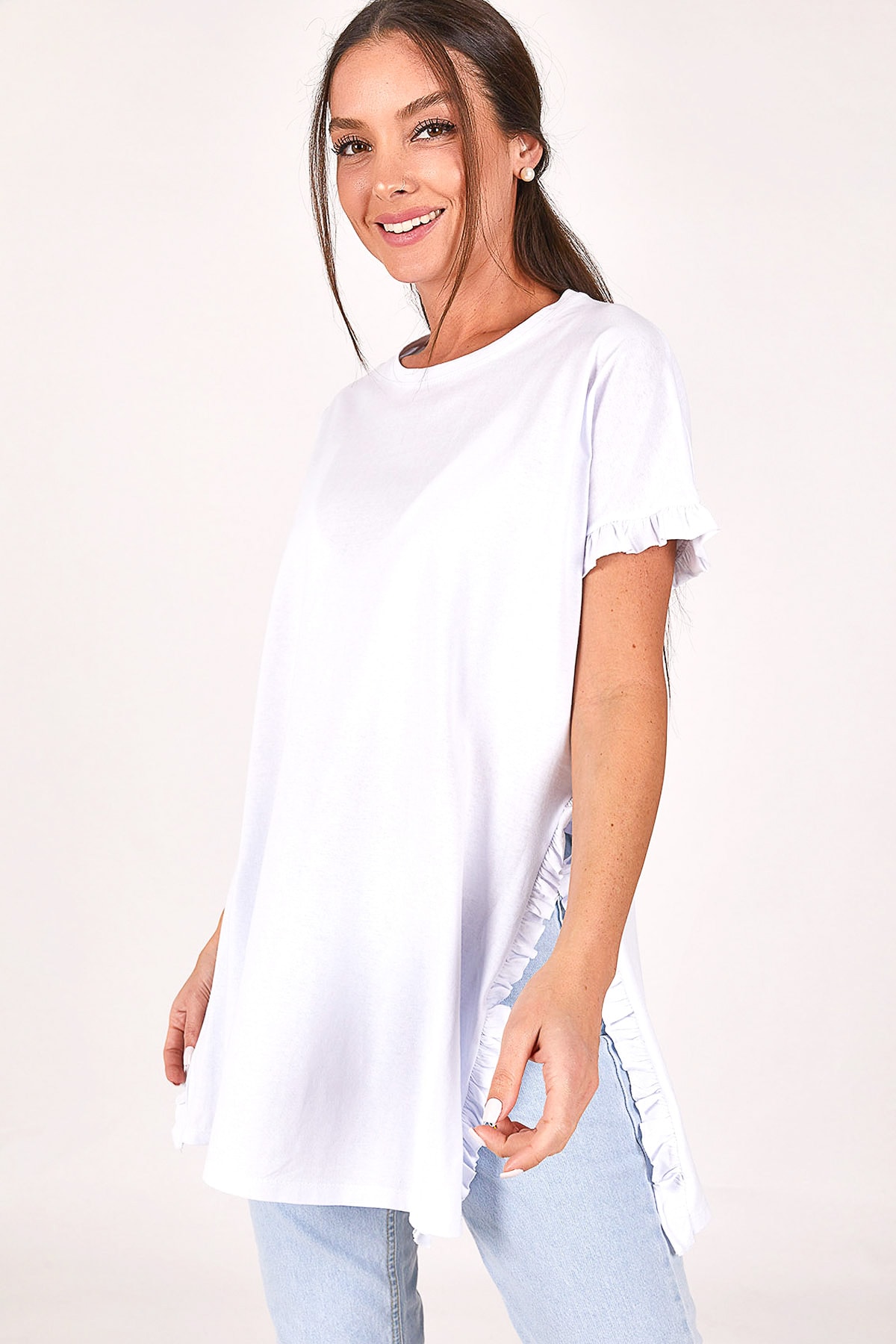 Levně armonika Women's White Oversized T-shirt with Frills around the sleeves and sides