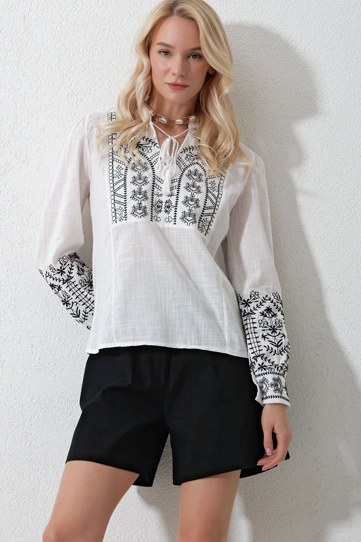 Trend Alaçatı Stili Women's White Judge Collar Tassel Detailed Flamed Linen Blouse