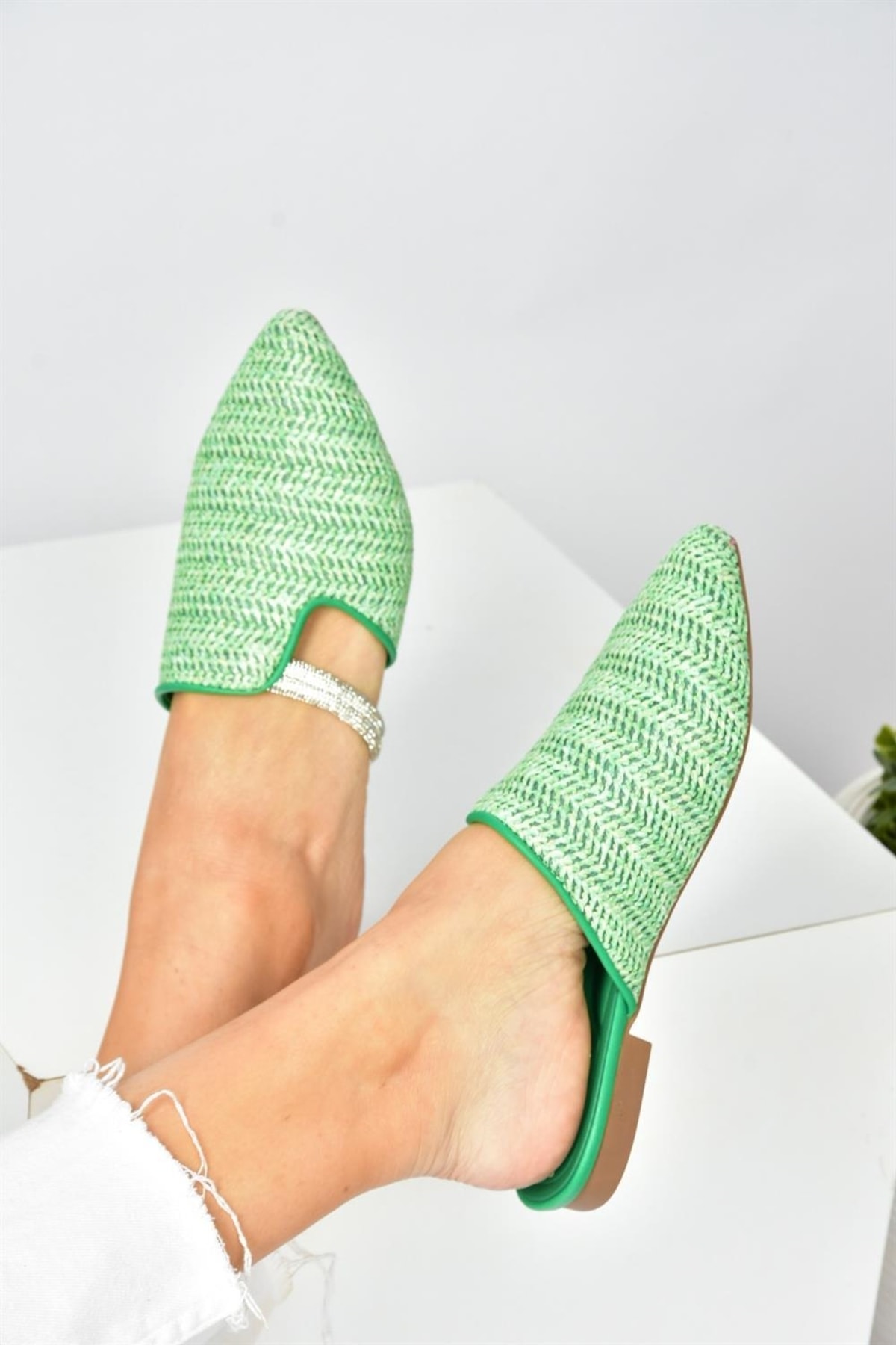 Levně Fox Shoes Green Straw Stone Detailed Women's Slippers