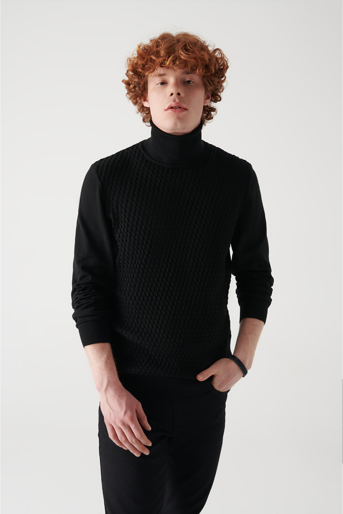 Levně Avva Men's Black Full Turtleneck Front Textured Cotton Standard Fit Regular Cut Knitwear Sweater