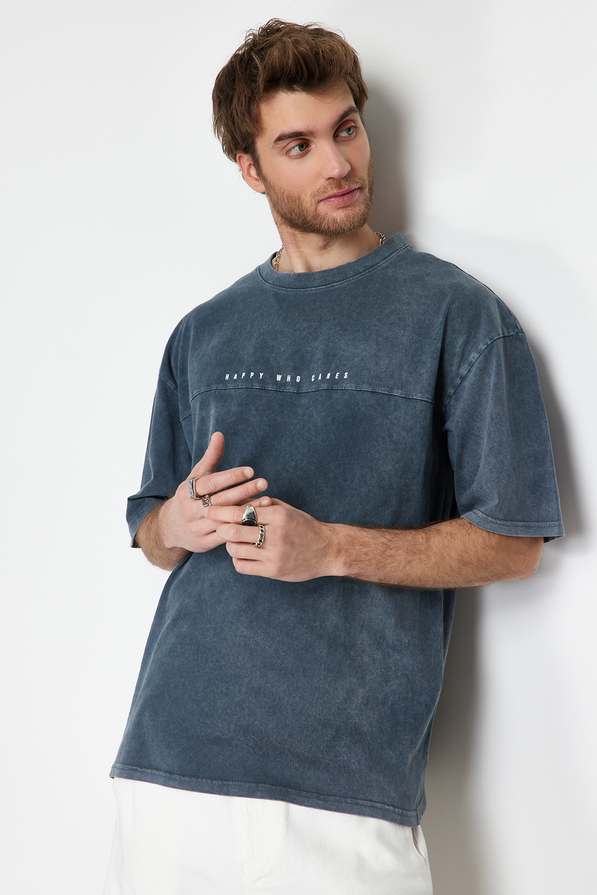 Levně Trendyol Anthracite Men's Oversize/Wide Cut Pale Effect Text Printed 100% Cotton T-Shirt