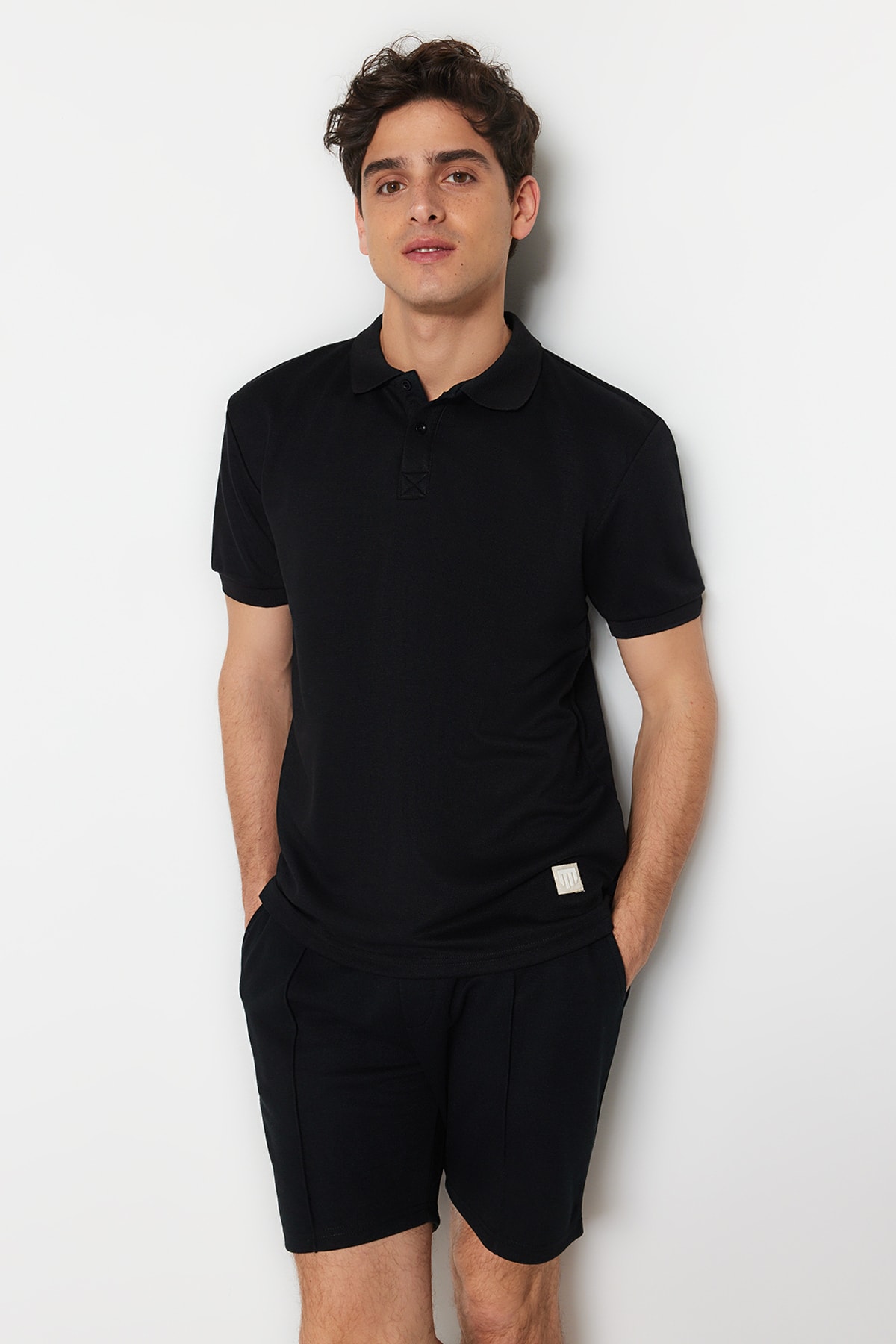 Levně Trendyol Black Regular/Regular Fit Short Sleeve Label Appliqué Polo Neck T-shirt