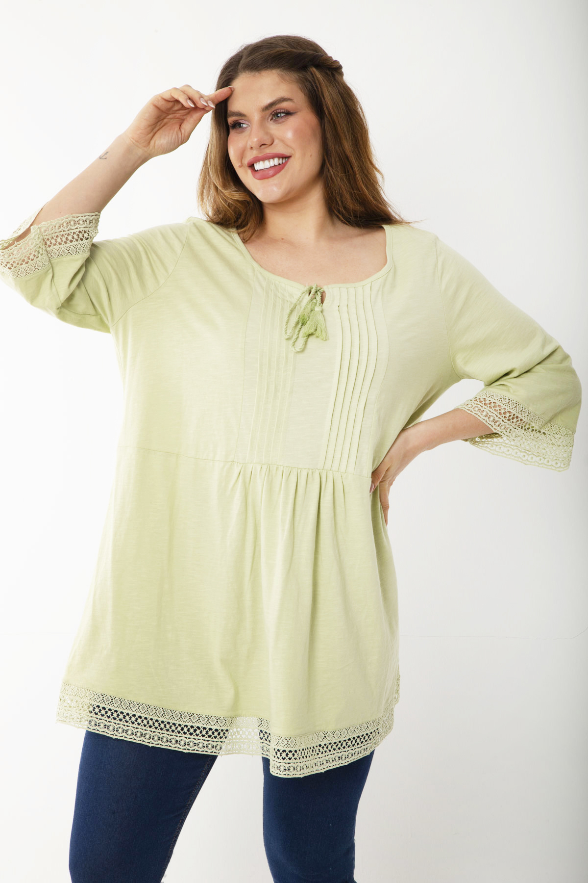 Levně Şans Women's Plus Size Green Rib-Stitched Tunic with Lace Detailed Sleeves and Hem