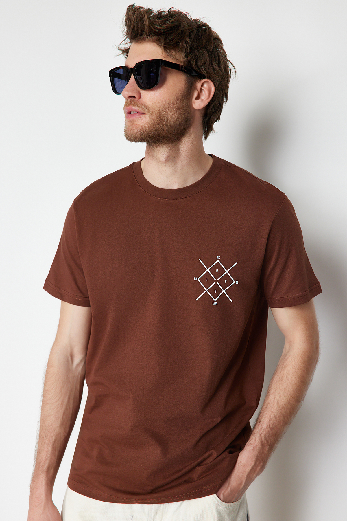 Levně Trendyol Brown Regular/Regular Fit Logo Printed 100% Cotton Short Sleeve T-Shirt