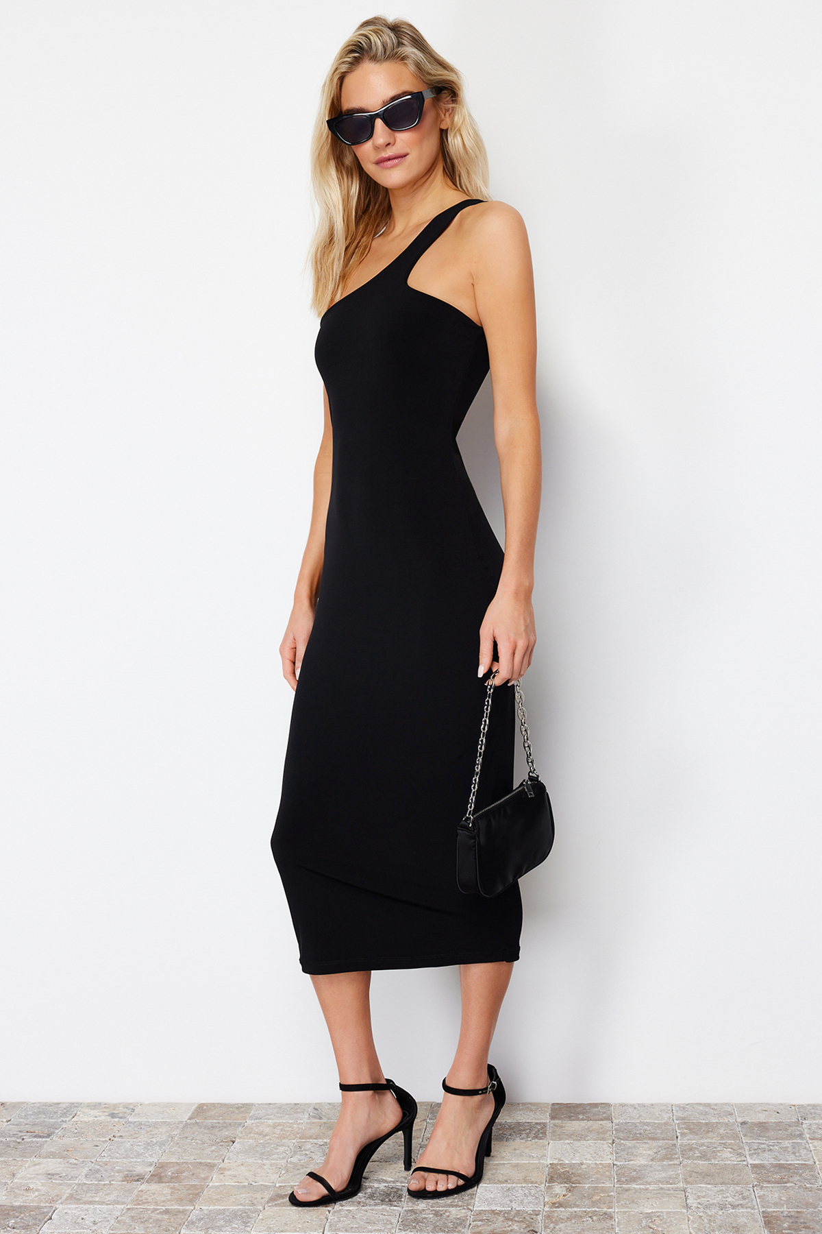 Levně Trendyol Black Fitted One Sleeve Stretchy Knitted Midi Knitted Midi Dress