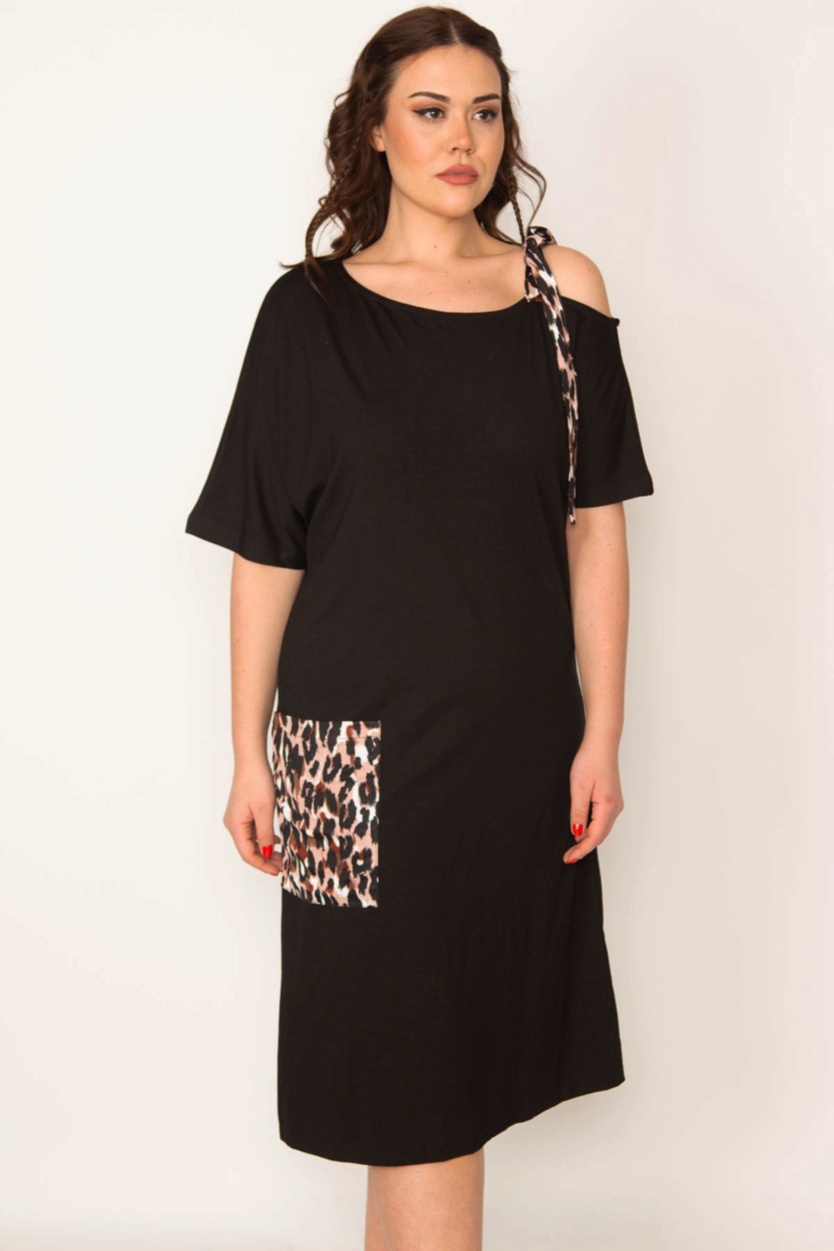 Levně Şans Women's Plus Size Black Strap And Pocket Detailed Dress