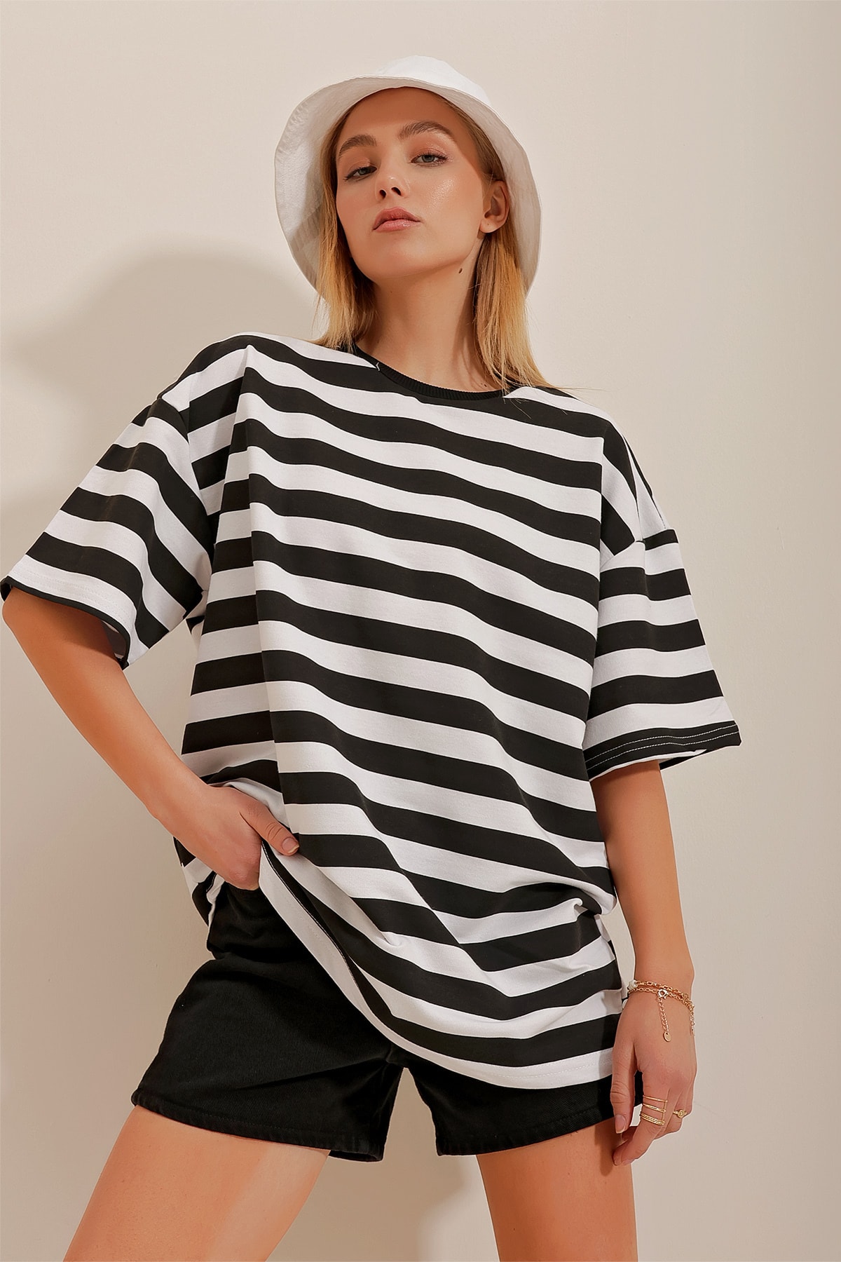 Levně Trend Alaçatı Stili Women's Black Crew Neck Thick Striped Oversize T-Shirt