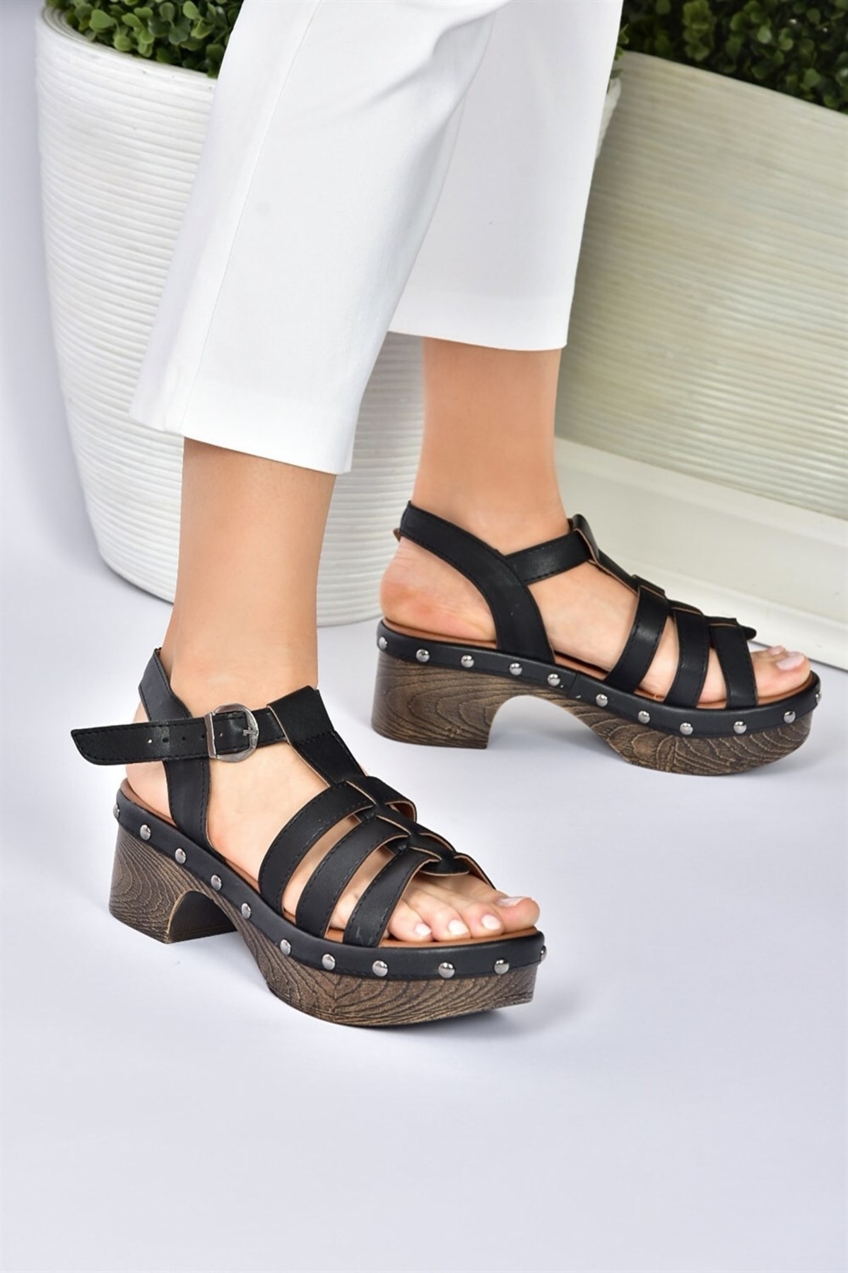 Levně Fox Shoes Women's Black Thick-soled Sandals
