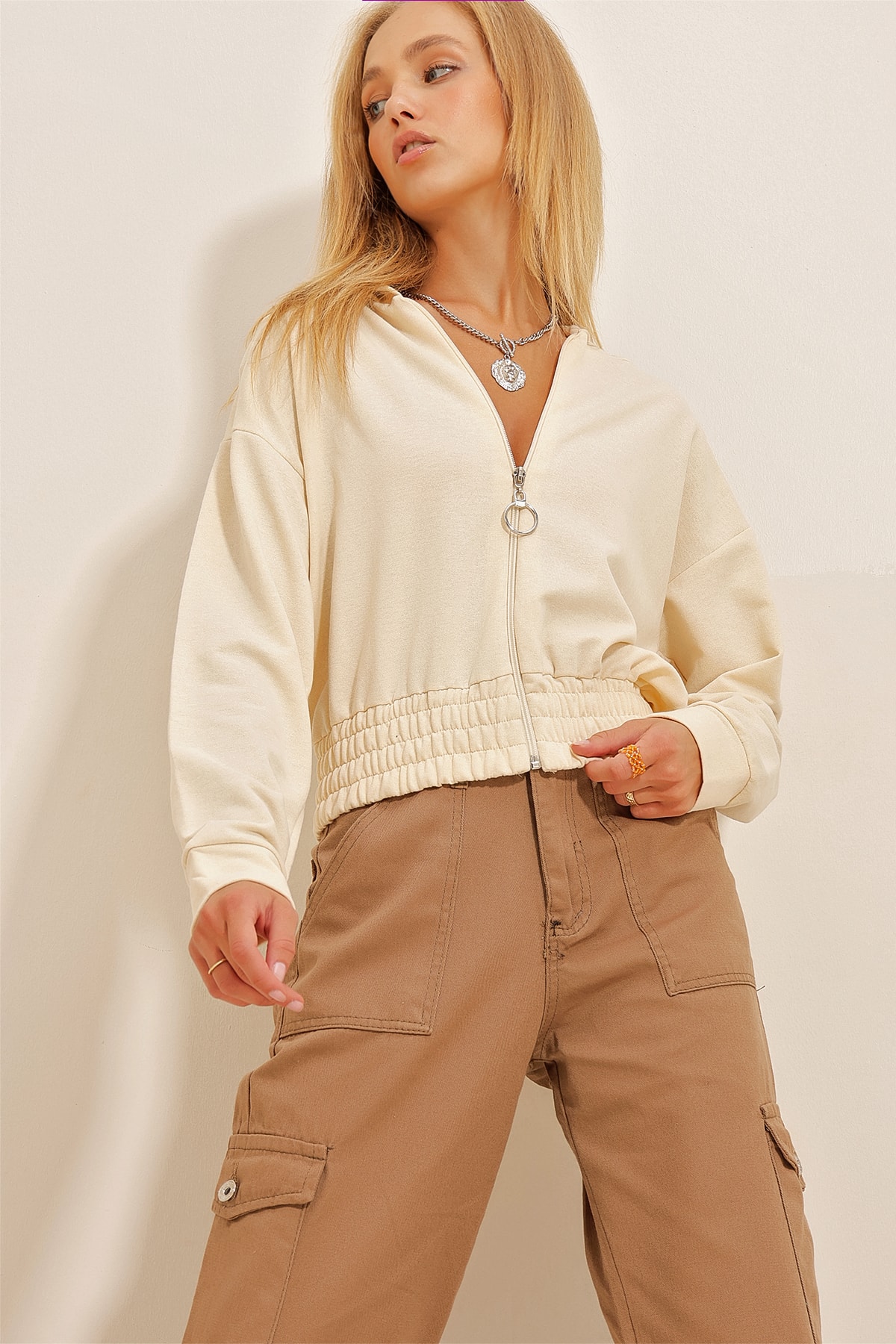 Levně Trend Alaçatı Stili Women's Cream Hooded Zippered Crop Sweatshirt