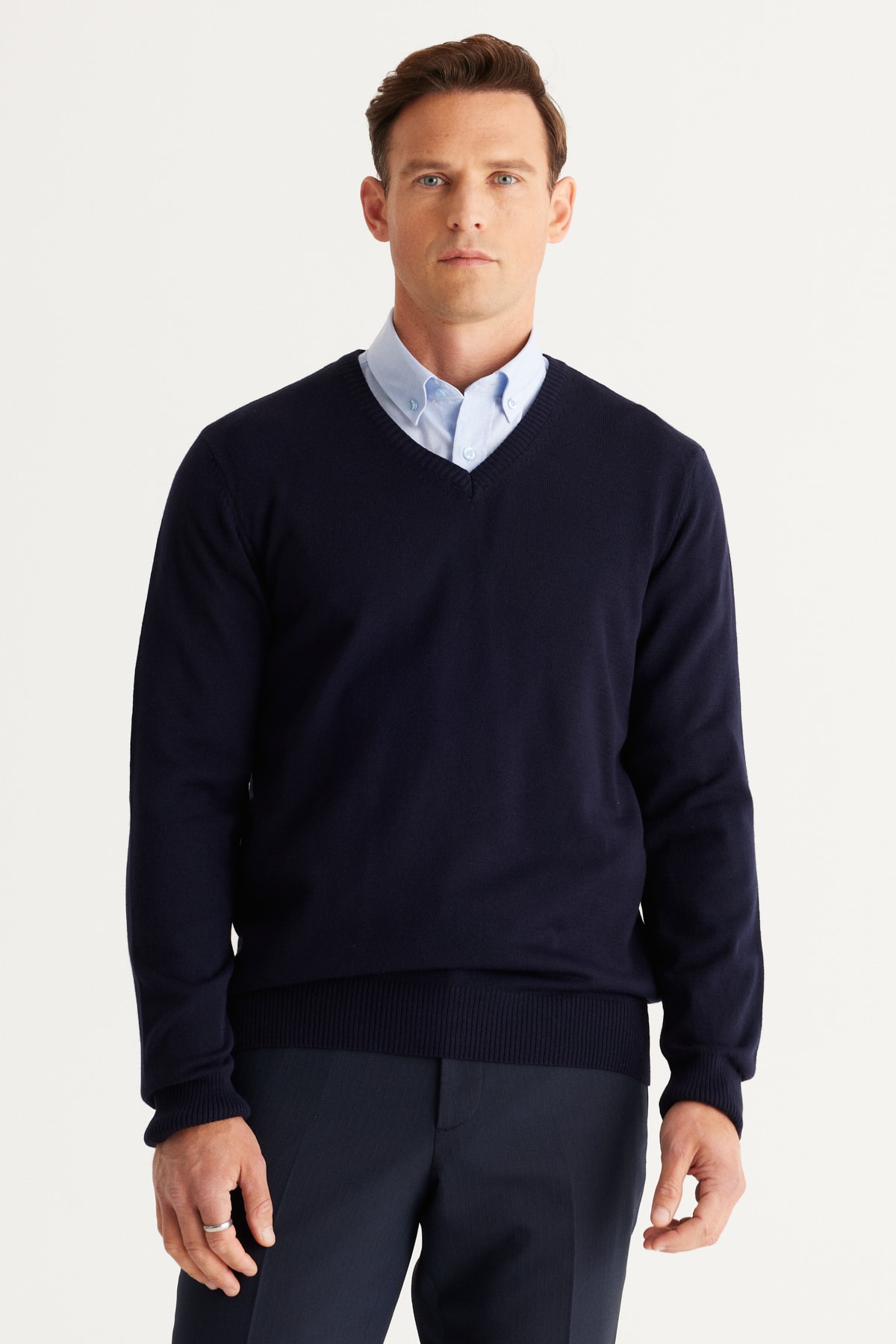 ALTINYILDIZ CLASSICS Men's Navy Blue Standard Fit Normal Cut V-Neck Knitwear Sweater.