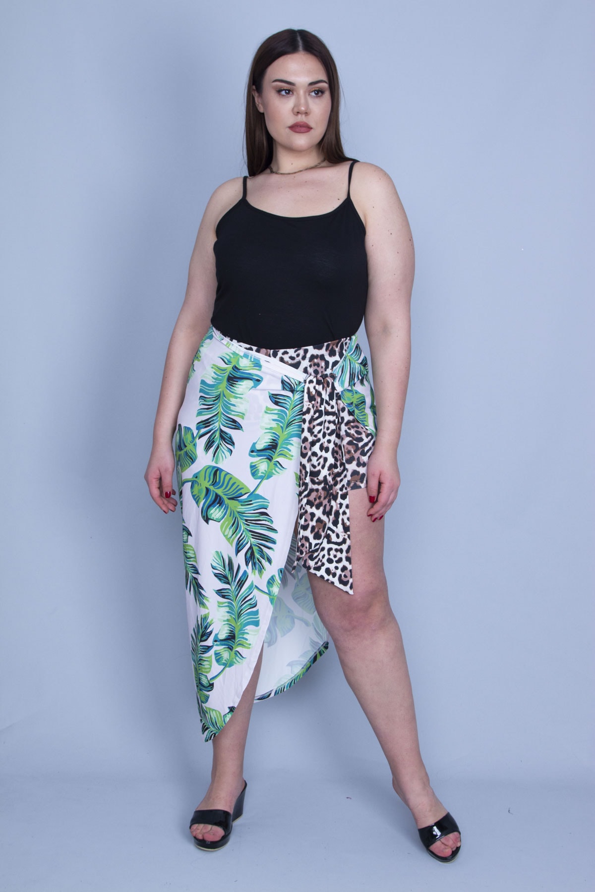 Levně Şans Women's Plus Size Green Wrapover Side Tie Shorts Skirt