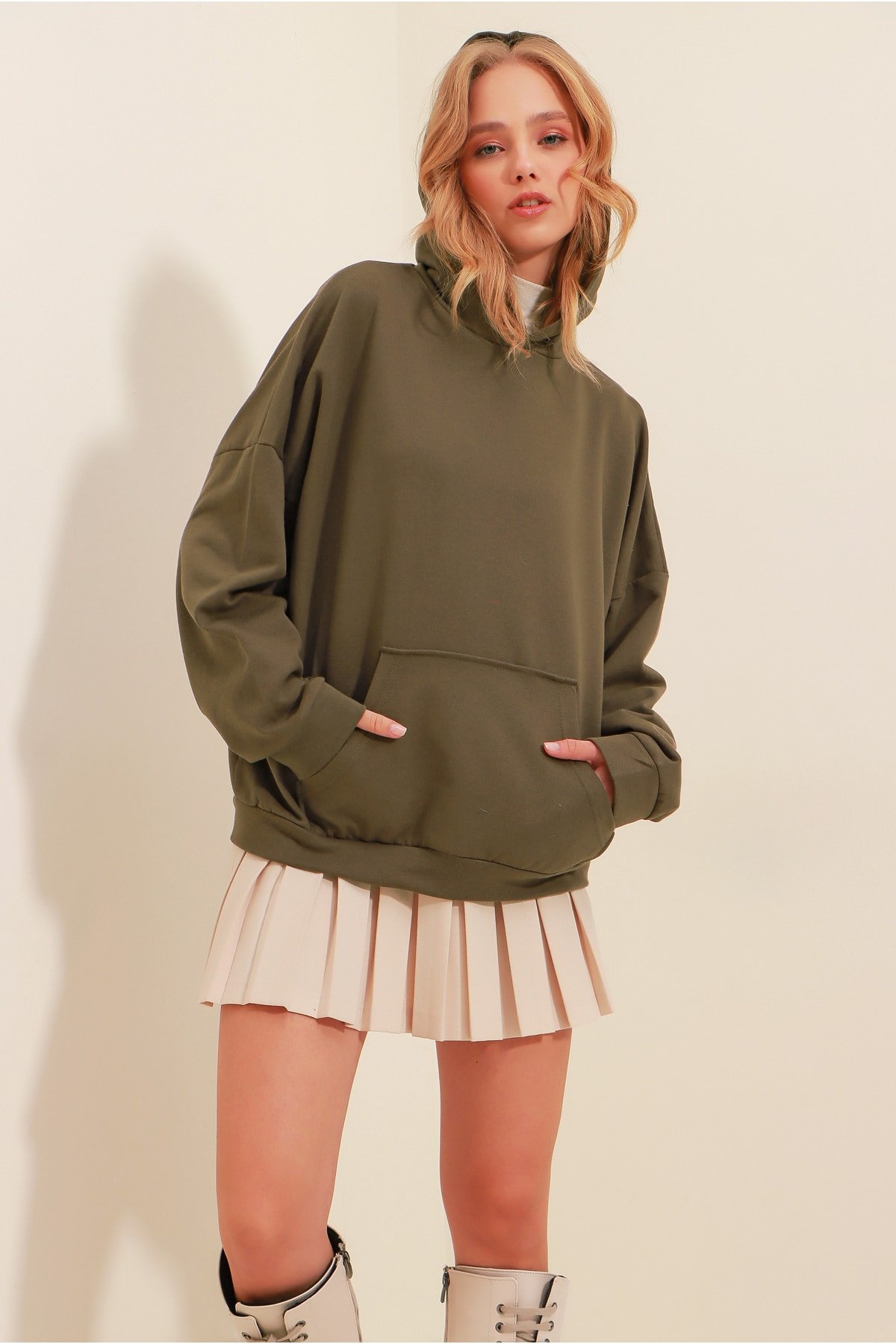 Levně Trend Alaçatı Stili Women's Khaki Hooded Kangaroo Pocket 3 Thread Thick Sweatshirt