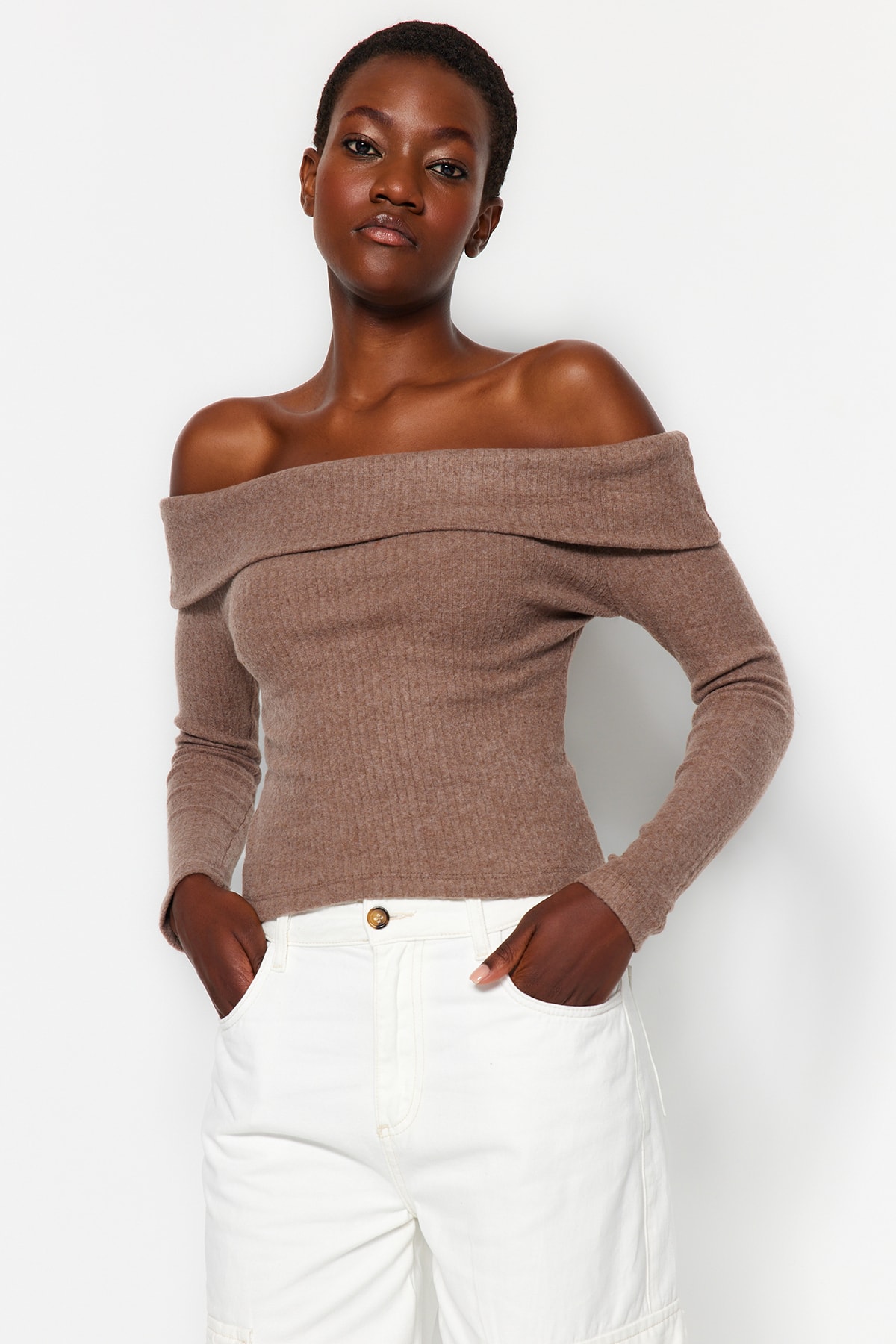 Levně Trendyol Brown Knitwear Look Carmen Collar Fitted/Skinned Crop Knitted Blouse