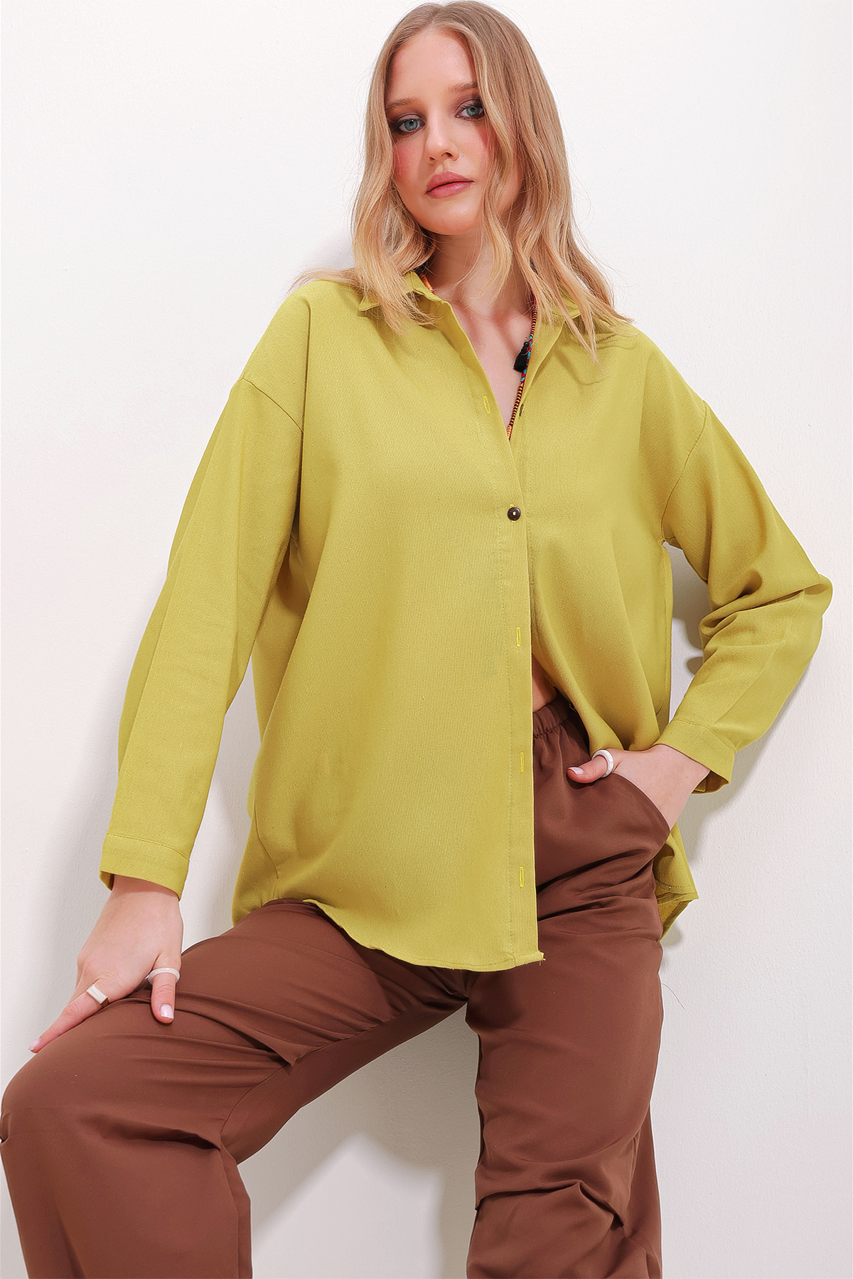 Levně Trend Alaçatı Stili Women's Mustard Oversize Linen Shirt