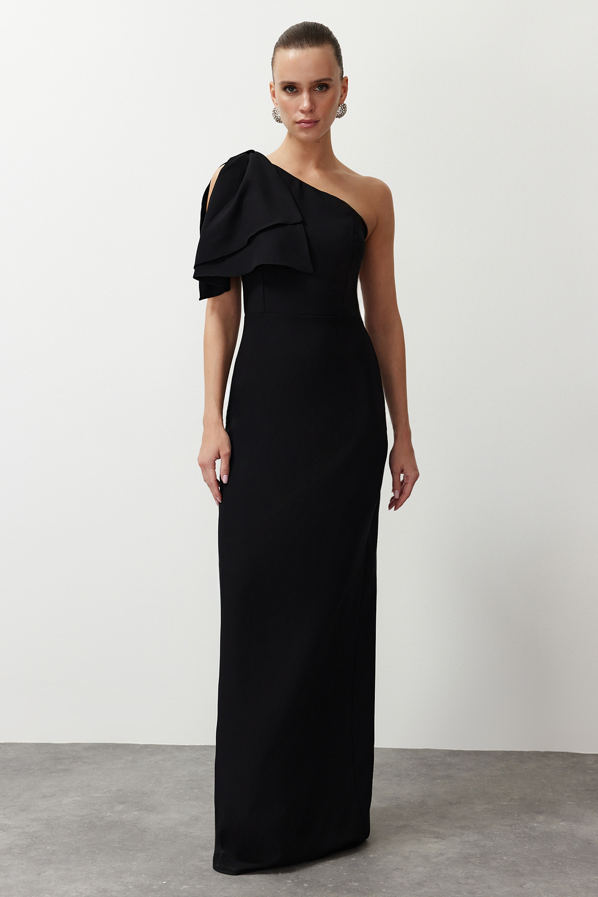 Levně Trendyol Black Plain Fitted Woven Evening Dress & Prom Dress