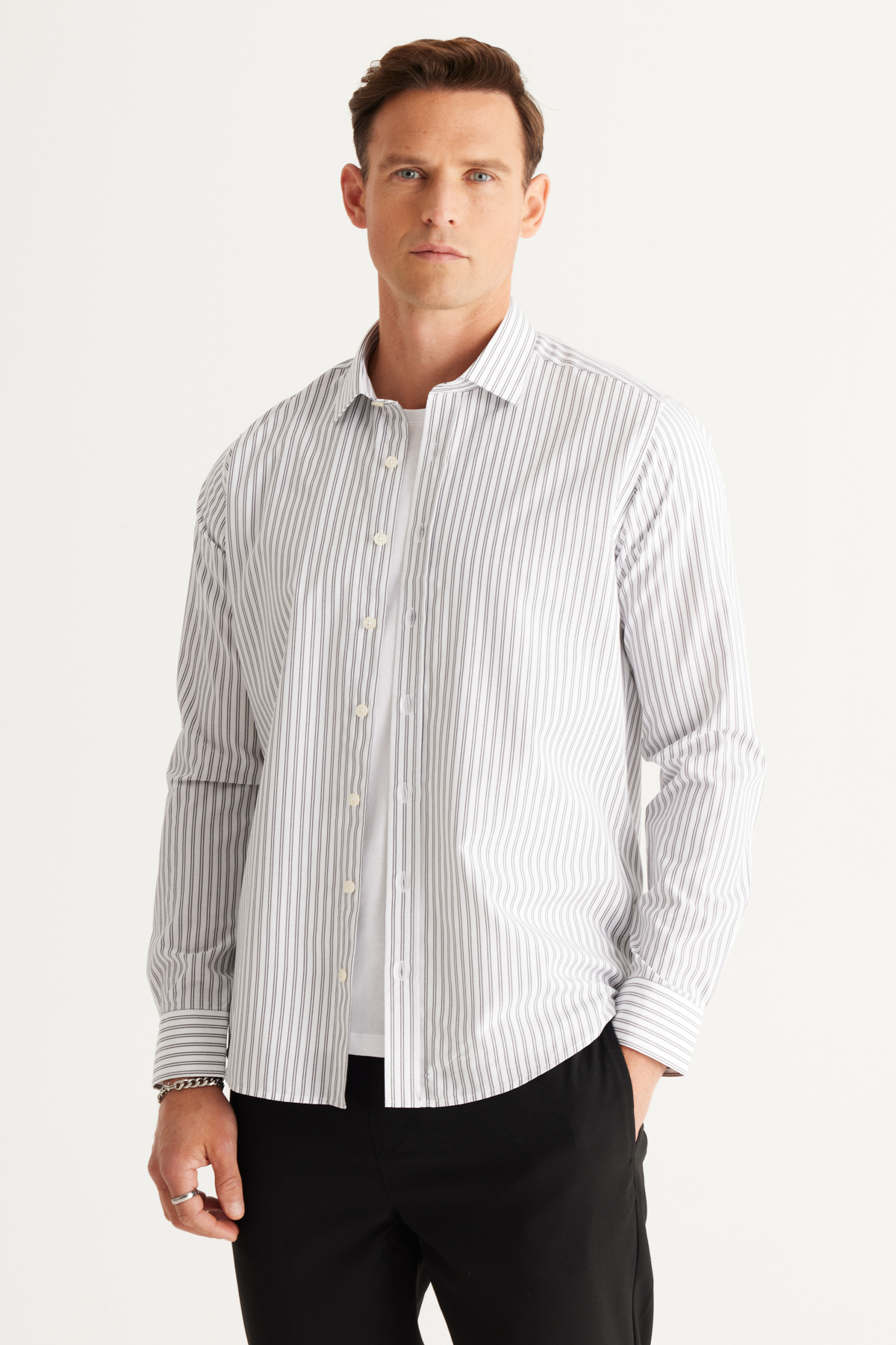 Levně AC&Co / Altınyıldız Classics Men's White-Anthracite Slim Fit Slim Fit Classic Collar Cotton Striped Shirt.